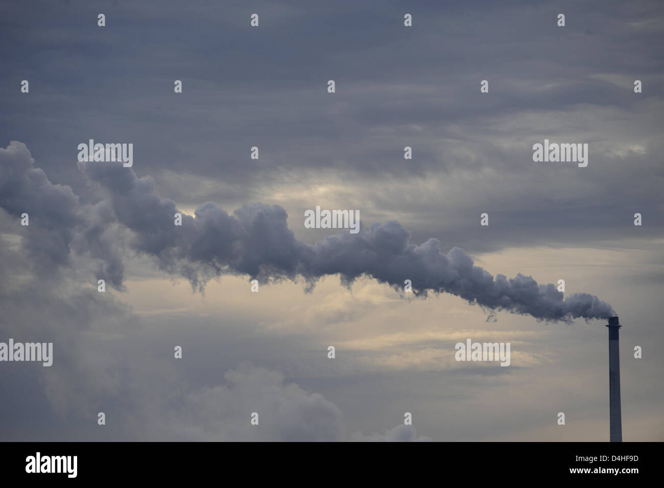 Der Schornstein Rauchen einer KWK-Anlage vor bedecktem Himmel in Schöningen, Deutschland, 8. Dezember 2008 gesehen. Foto: Frank Mai Stockfoto