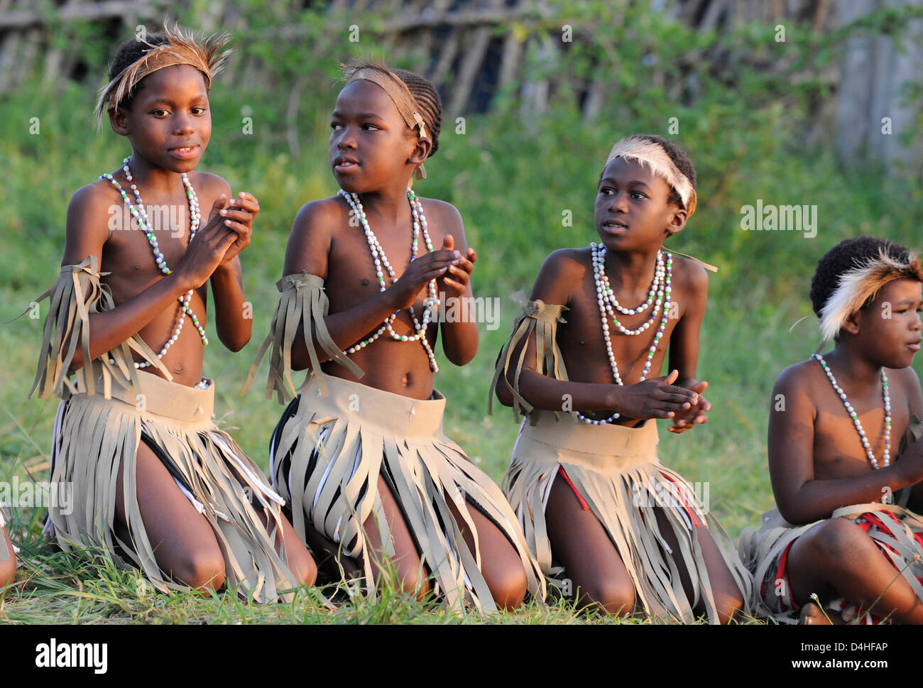 Zulu Jungen Und Mädchen In Tracht Abgebildet Während Einer Tanz 
