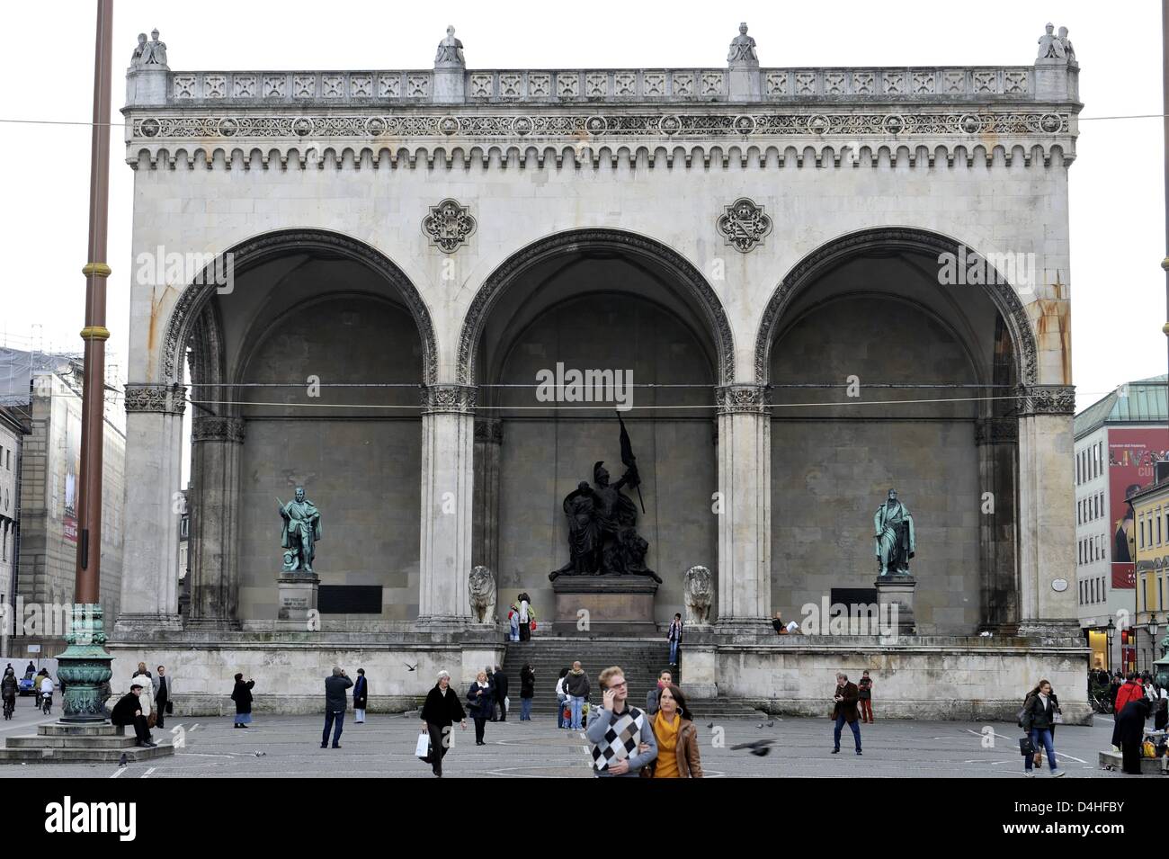 Touristen stehen vor Feldherrnhalle am OdeonPlatz in München, 3