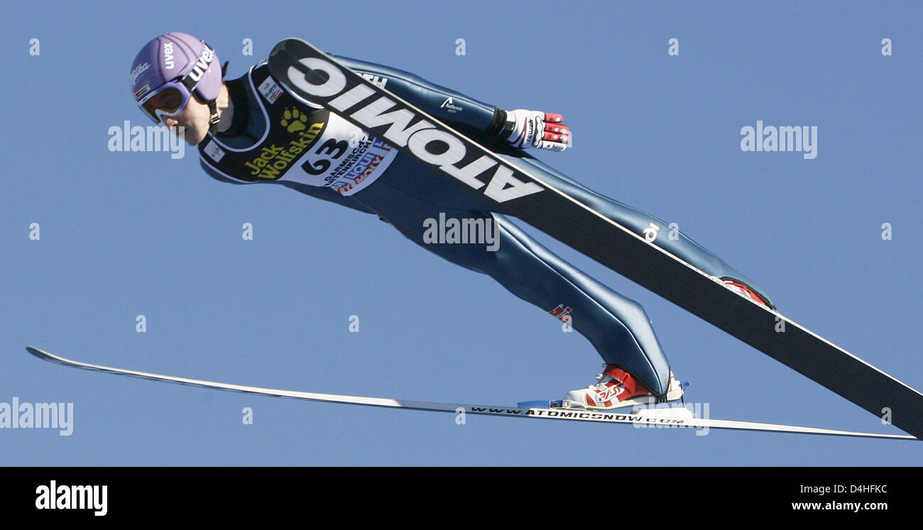 Deutschland? s Martin Schmitt durch die Luft beim Training auf der zweiten Stufe der Vierschanzentournee in Garmisch-Partenkirchen, Deutschland, 31. Dezember 2008 steigt. Foto: Daniel Karmann Stockfoto