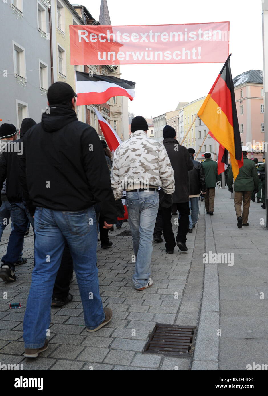 Neonazis Rallye unter einem Banner lesen? Neonazis sind nicht willkommen!? in Passau, Deutschland, 3. Januar 2009. Gute drei Wochen nach dem Messer Angriff auf lokale Polizei Chef Mannichl durchgeführten vermutlich weit-rechtsradikale, Neonazis Protest auf die angeblich einseitige Suche für rechtsextreme Täter. Foto: Tobias Hase Stockfoto