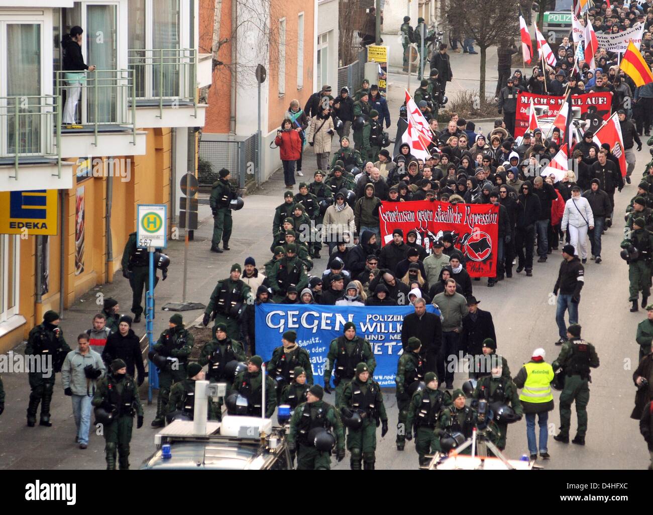 Neonazis rally in Passau, Deutschland, 3. Januar 2009. Gut drei Wochen nach dem Messerangriff auf Polizei Chef Mannichl vermutlich durch weit Rechtsextremisten durchgeführt, die Neonazis protestiert auf die angeblich einseitige Suche für rechtsextreme Täter. Foto: ARMIN WEIGEL Stockfoto