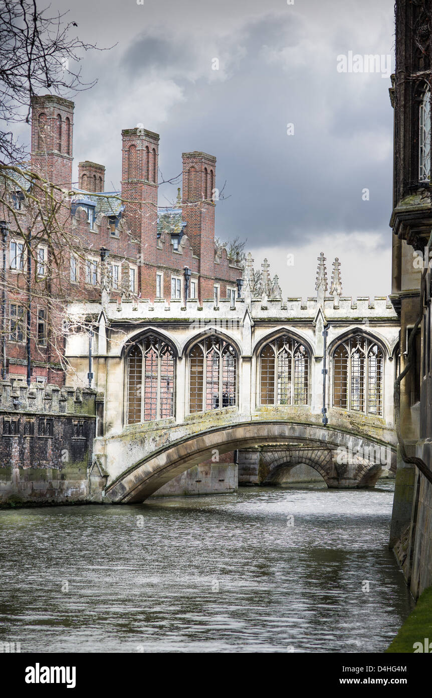 Seufzer-Brücke an der mittelalterlichen College von St. Johns, Universität Cambridge, England. Stockfoto