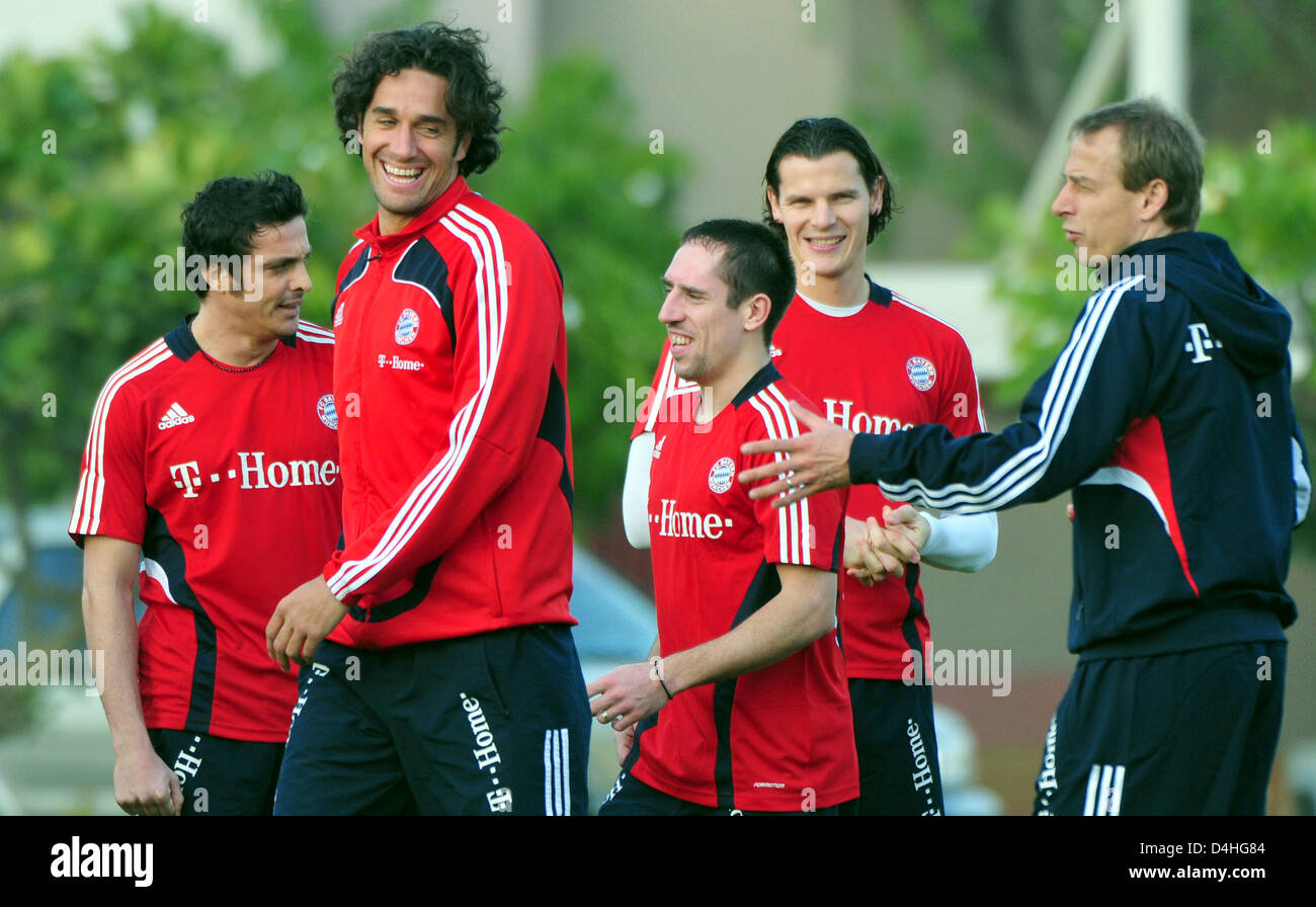 Deutsche Bundesliga club FC Bayern München? s Cheftrainer Juergen Klinsmann (R) und Spieler (L-R) Massimo Oddo, Luca Toni, Franck Ribery, Daniel van Buyten im Bild während des Trainings an? Der Palast? Hotel in Dubai, Vereinigte Arabische Emirate, 4. Januar 2009. Bayern München hat ein Trainingslager im Hotel bis 13 Januar. Foto: STEFAN PUCHNER Stockfoto