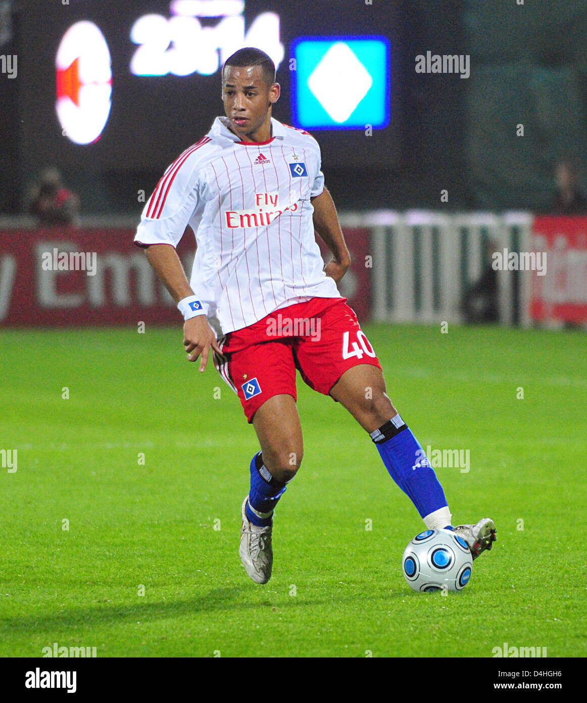 Dennis Aogo der Hamburger SV ist in Aktion beim Freundschaftsspiel gegen AC Mailand im Siebener-Stadion in Dubai, Vereinigte Arabische Emirate, 6. Januar 2009 dargestellt. Milan besiegte Hamburg im Elfmeterschießen 5: 4. Foto: Stefan Puchner Stockfoto