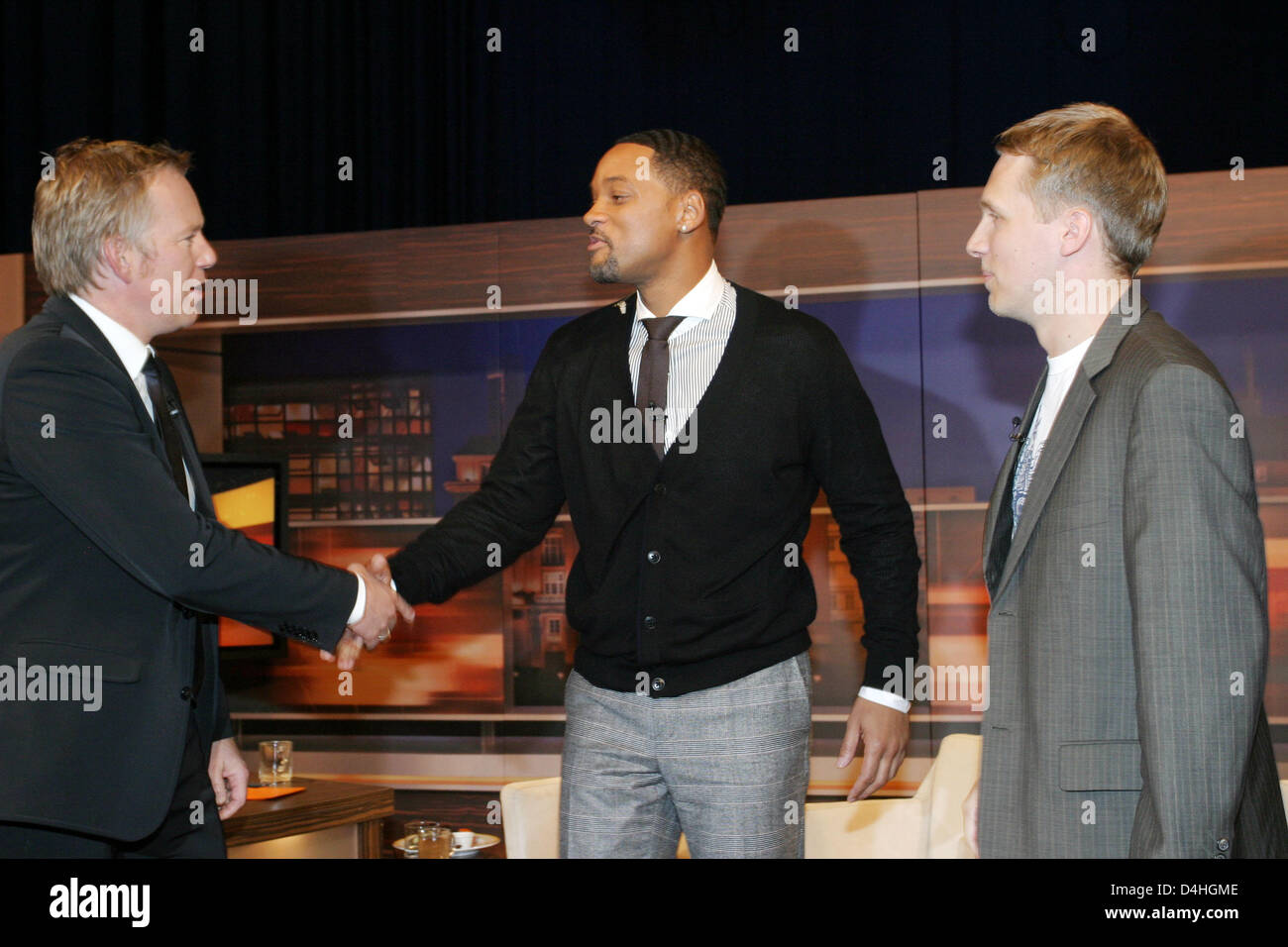 TV-Moderator Johannes B. Kerner (L) sieht aus deutscher Komiker Oliver Pocher (R) und US-Schauspieler Will Smith (C) nach die Aufnahme des deutschen Fernsehens zeigen? Johannes B. Kerner? im Studio in Berlin, Deutschland, 7. Januar 2009. Smith besuchte Berlin anlässlich der Deutschland-Premiere seines Films? Sieben Pfund?. Die Talkshow wird am 15. Januar 2009 ausgestrahlt werden. Foto: Xamax Stockfoto