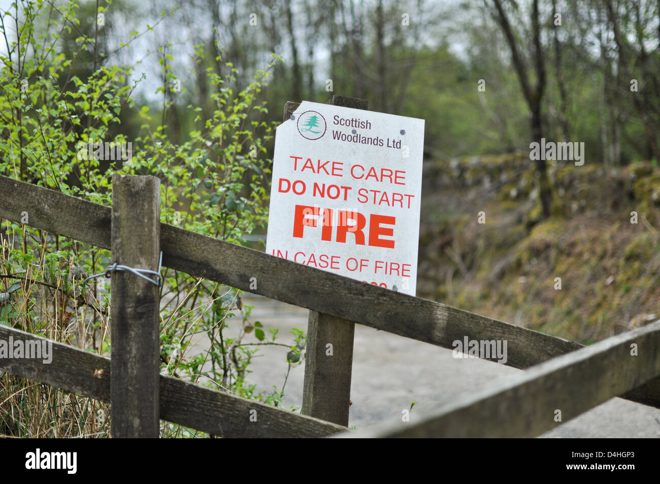 Eine schottische Woodlands Schild Warnung Menschen über Feuer. Stockfoto