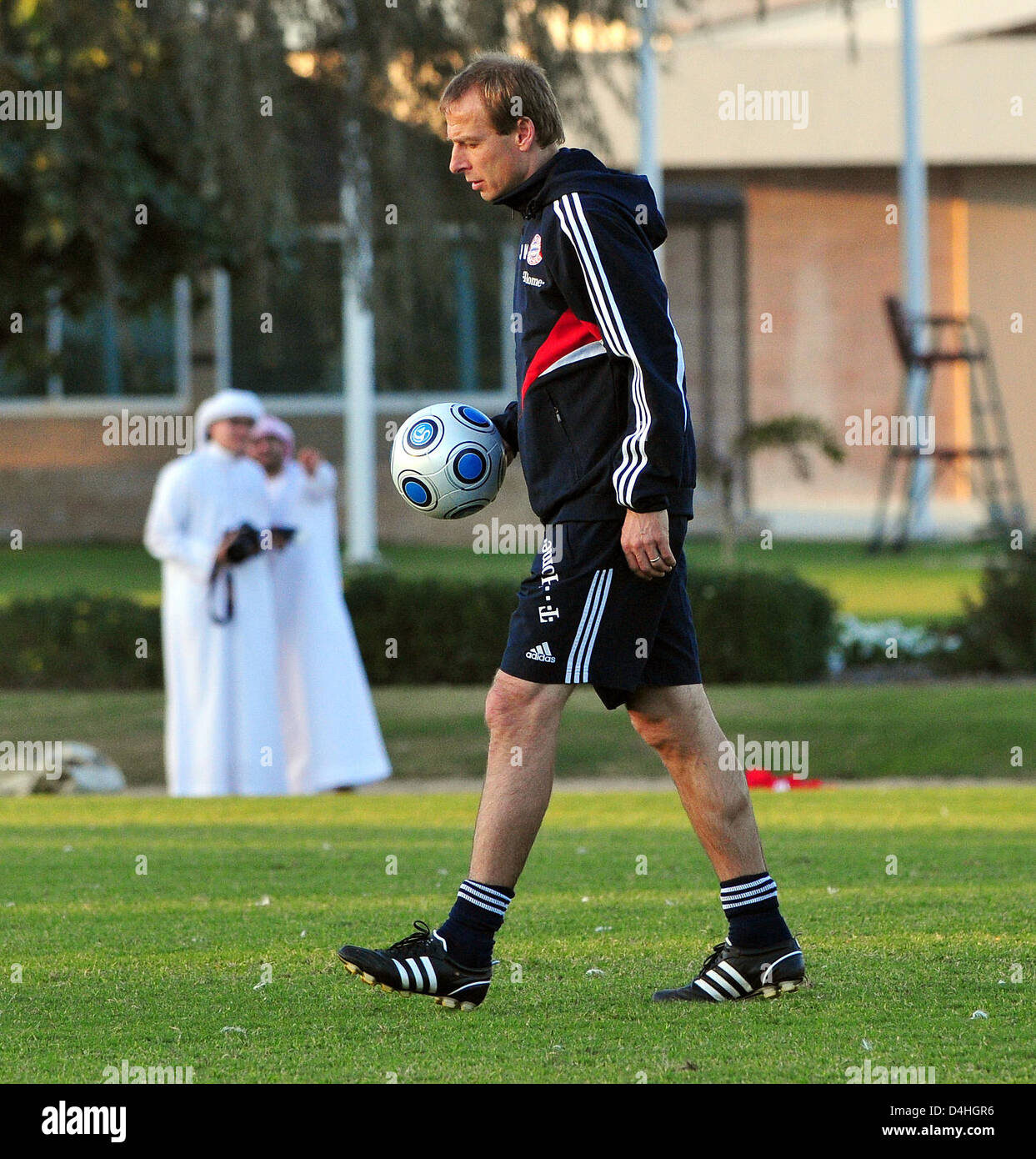 Cheftrainer Juergen Klinsmann der Bundesliga-Klubs im FC Bayern München während einer Trainingseinheit im Bild? Zabeel Club? in Dubai, Vereinigte Arabische Emirate, 7. Januar 2009. FC Bayern München bereitet für die zweite Hälfte der Saison in einem Trainingslager am Persischen Golf bis 13. Januar 2009. Foto: Stefan Puchner Stockfoto