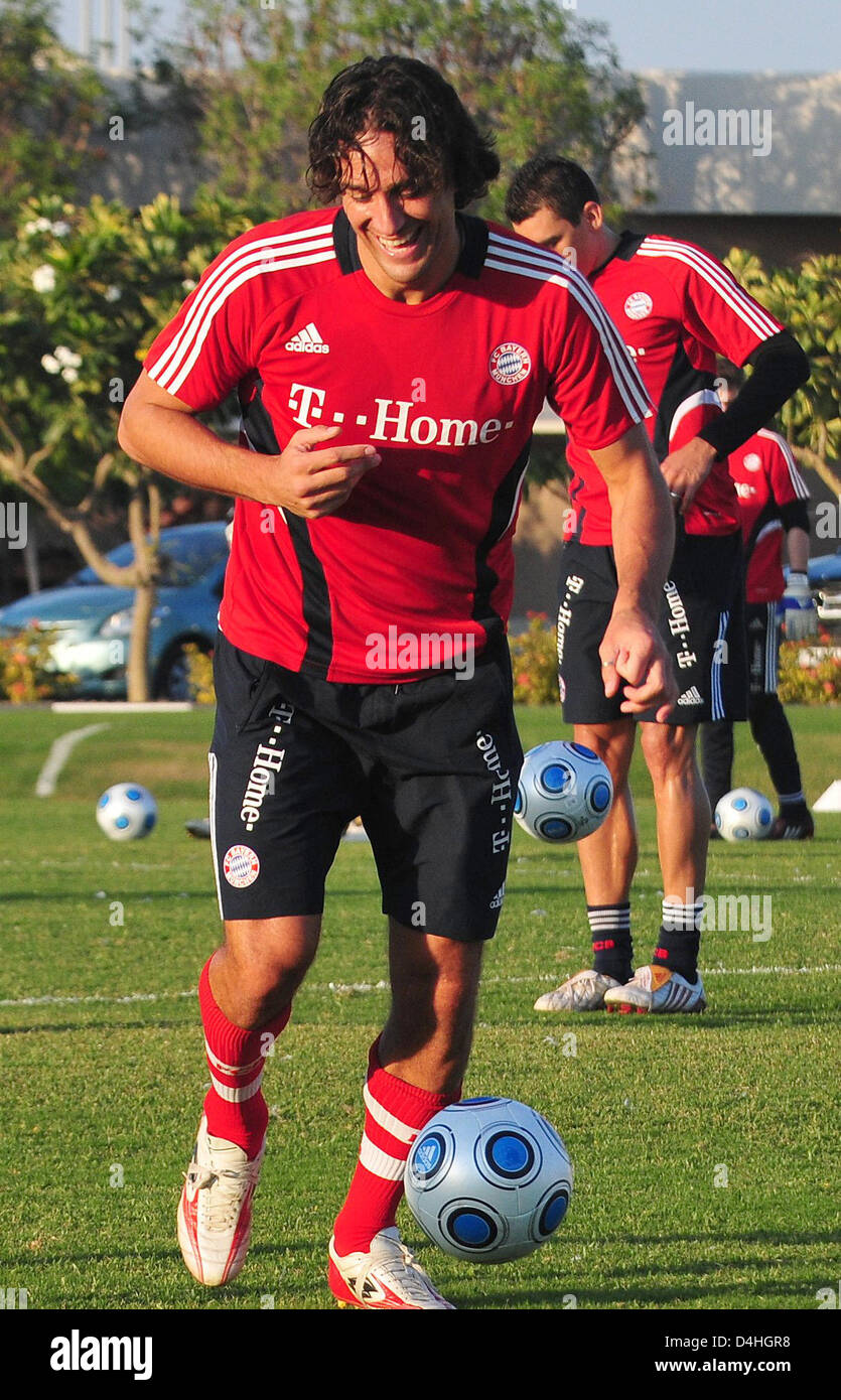 Italiener Luca Toni des Bundesligisten FC Bayern München steuert den Ball während einer Trainingseinheit an? Zabeel Club? in Dubai, Vereinigte Arabische Emirate, 7. Januar 2009. FC Bayern München bereitet für die zweite Hälfte der Saison in einem Trainingslager am Persischen Golf bis 13. Januar 2009. Foto: Stefan Puchner Stockfoto