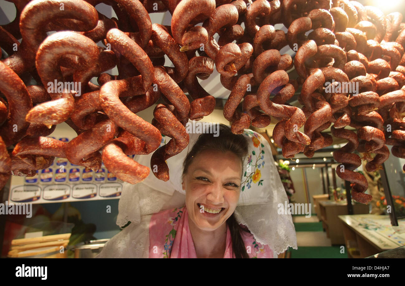 Sales Promoter Susanne Roch präsentiert kulinarische Spezialitäten auf der internationalen Grünen Woche in Berlin, Deutschland, 15. Januar 2009. 1600 Aussteller aus 56 Ländern Feature auf der Fachmesse für die Lebensmittelindustrie, Landwirtschaft und Gartenbau von 16 bis 25 Januar. Foto: WOLFGANG KUMM Stockfoto