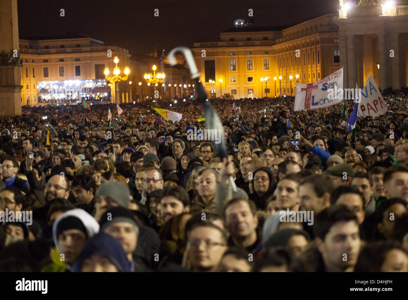 Vatikanstadt, Rom, Italien, 13. März 2013. Kardinal Bergoglio ist der neue Papst Francis. Weißer Rauch aus dem Schornstein oberhalb der Sixtinischen Kapelle in Rom. Der 115 Kardinäle Wähler haben der neue Papst, Nachfolger von Papst Benedikt, zurückgetretenen letzten Monat ausgewählt. Stockfoto