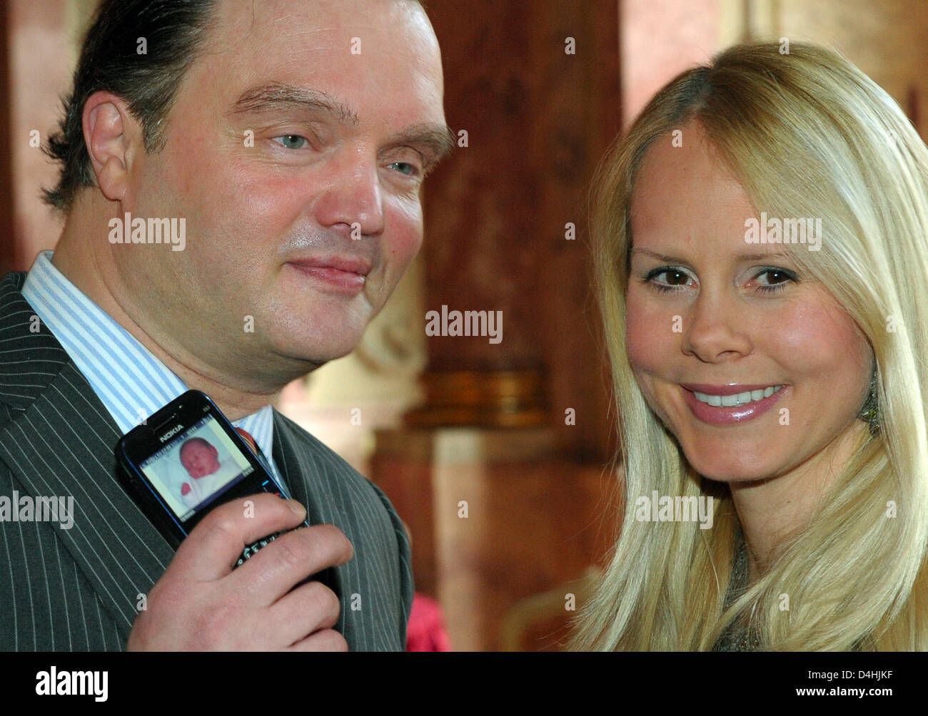 Alexander Prince SchaumburgLippe (L) und seine Frau Nadja darstellen