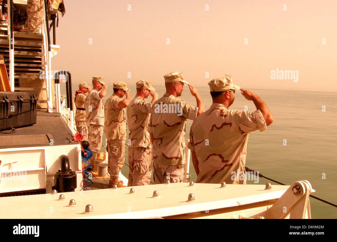 Dieses Foto zeigt die feierliche Kranzniederlegung, die von der Küstenwache im Rahmen einer Gedenkfeier für Militärdienst und Opfer abgehalten wird. Die Veranstaltung ehrt diejenigen, die gedient haben, und diejenigen, die in die Pflicht gefallen sind. Stockfoto