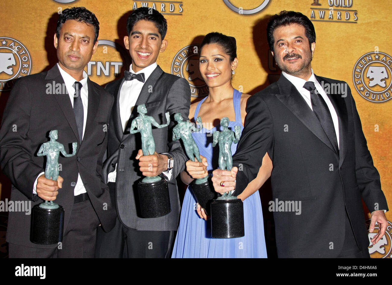 Die preisgekrönte Ensemble Besetzung? Slumdog Millionär? (L-R) Irrfan Khan, Freida Pinto und Dev Patel, Anil Kaporr posieren mit ihren Award für herausragende Besetzung von einem Kinofilm auf der 15. Annual Screen Actors Guild Awards im Shrine Auditorium in Los Angeles, USA, 25. Januar 2009. Screen Actors Guild Awards sind in fünf Film- und acht Primetime TV Kategorien verliehen Stockfoto