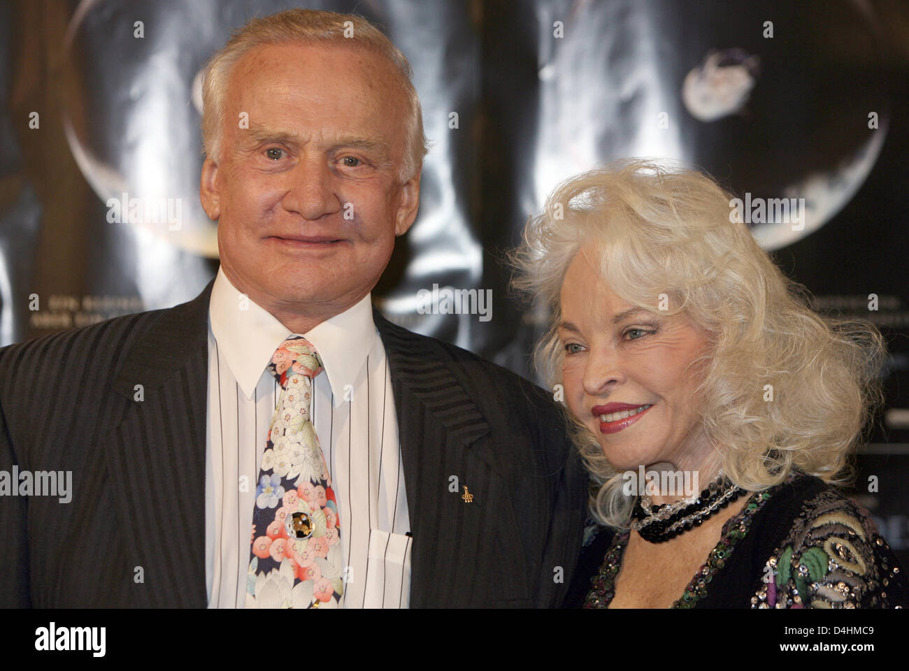 Ehemalige US-Astronaut Buzz Aldrin (L), zweiter Mann auf dem Mond, und seine Frau Lois (R) Lächeln bei der Deutschland-premiere von dem Film? Im Schatten des Mondes? in München, 26. Januar 2009. Der Dokumentarfilm lässt die überlebenden Mitglieder der Apollo 11-Mission ihre Geschichte in eigenen Worten zu erzählen. Foto: Lukas Barth Stockfoto