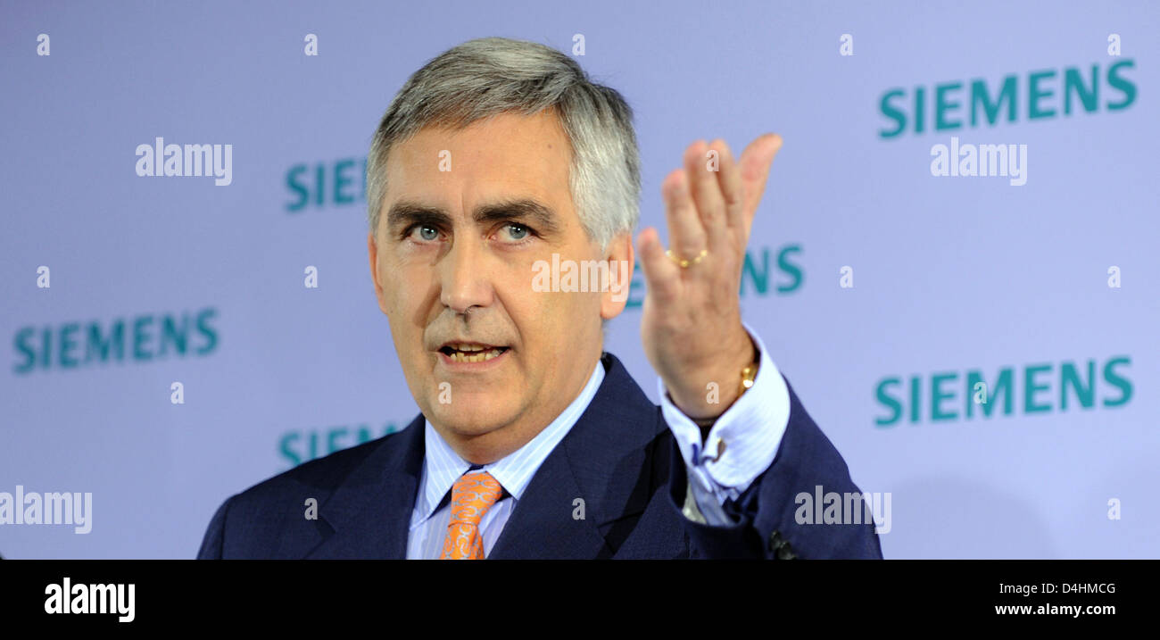 Siemens-Chef Peter Loescher Geste während einer Pressekonferenz vor Siemens? Hauptversammlung in München, Deutschland, 27. Januar 2009. Löscher sieht die Elektronik-Gruppe besser als seine Konkurrenten gegen die globale Finanzkrise und die Staaten bewaffnet? Wir haben früh damit begonnen, macht Siemens wetterfest.? Foto: ANDREAS GEBERT Stockfoto