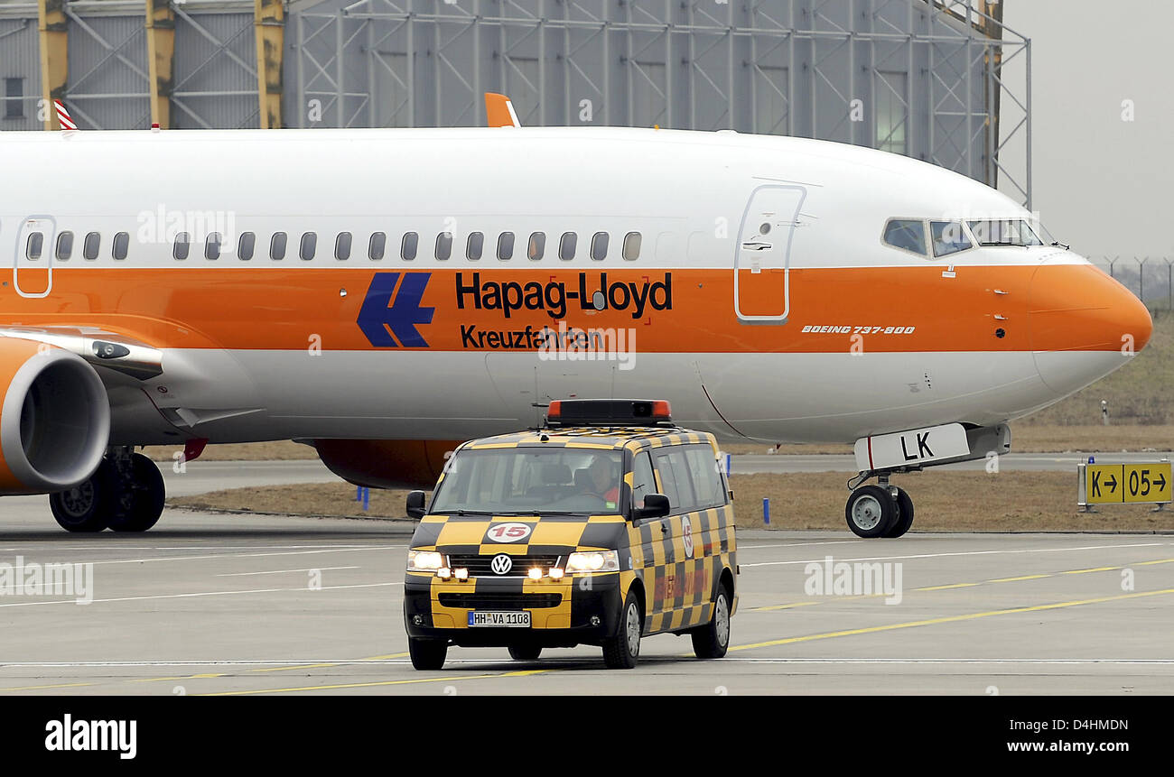 Die Boeing 737-800? Albert Ballin? des deutschen Tourismus Gruppe Hapag-Lloyd auf der Flughafen Hamburg, Deutschland, 27. Januar 2009 abgebildet. Hapag-Lloyd bietet eine besondere Art des Reisens mit Luxus-Flugzeug? Albert Ballin? Das lädt zu einem? Kreuzfahrt über den Wolken?. Eine Reise mit dem Flugzeug verfügt über Deutsch sprechende Reiseleitung, ein Planeborn Arzt und Gourmet-catering für eine Kapazität von 52 pa Stockfoto