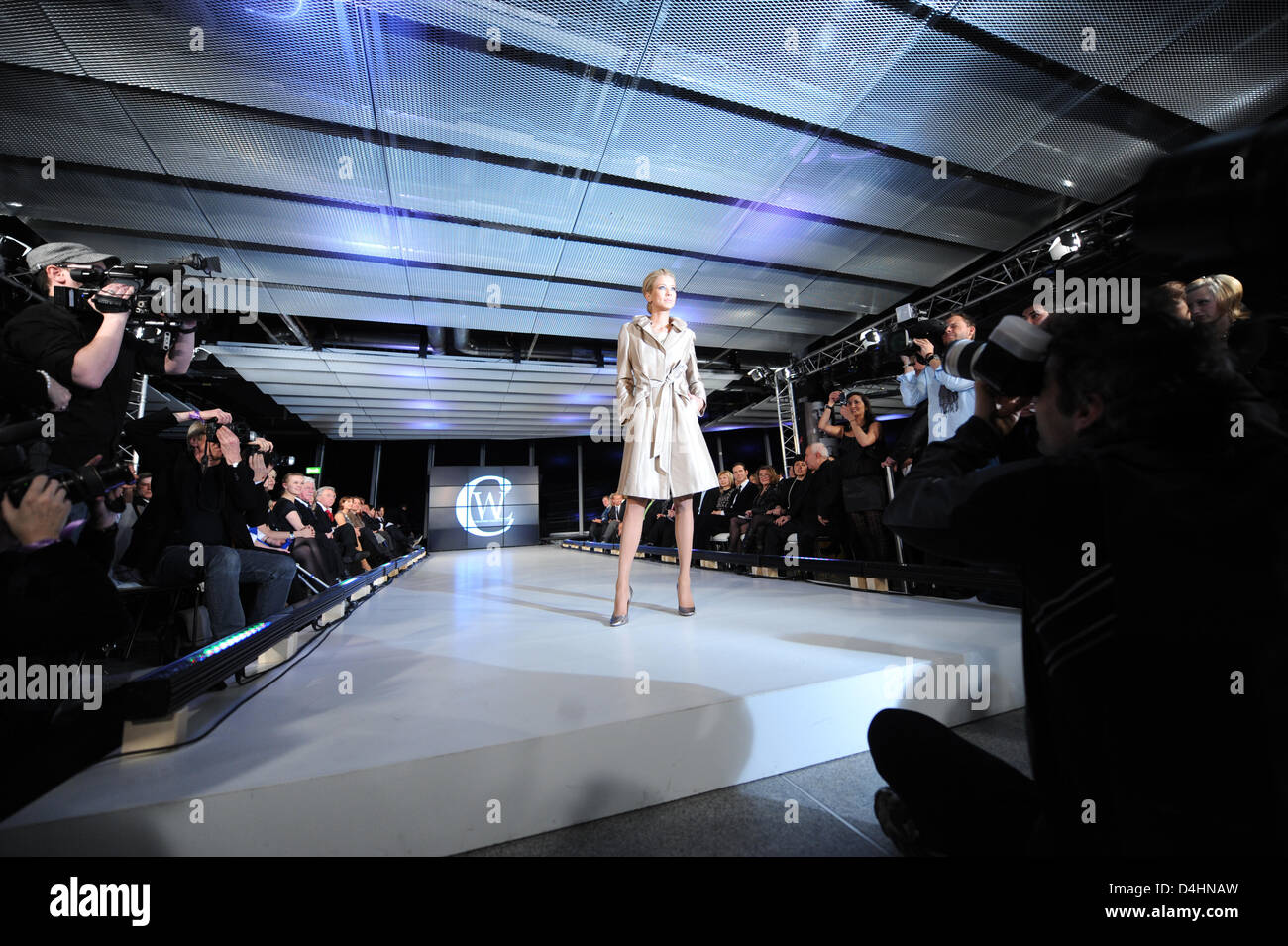 Model Sandy Meyer-Woelden präsentiert eine Gründung des Labels? Bugatti? bei der? Eröffnung Fashion D? Eröffnungsshow des GermanFashion und Fashionnetwork für die Igedo Fashion Fairs in Düsseldorf, 31. Januar 2009. 1.450 Aussteller aus 46 Ländern präsentieren die neuesten Modetrends von 01 bis 03 Februar. Foto: Jörg Carstensen Stockfoto