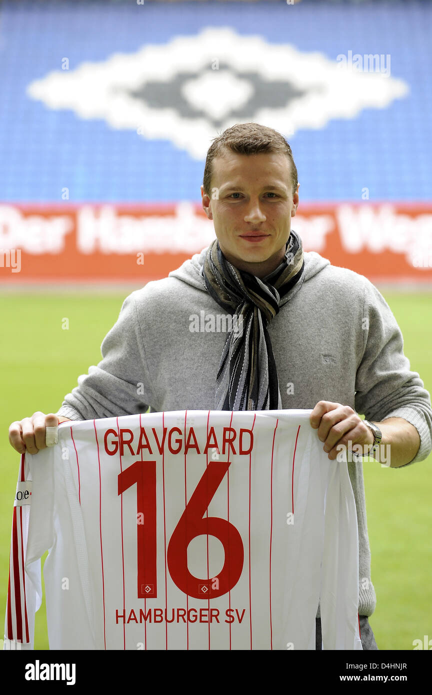 Deutschen Bundesligisten Hamburger SV? s Neuzugang Michael Gravgaard posiert mit seinem Trikot in Hamburg, Deutschland, 3. Februar 2009. Dänischen Innenverteidiger Gravgaard ist eine Leihgabe von französischen Ligue 1 Seite Nantes. MARCUS BRANDT Stockfoto