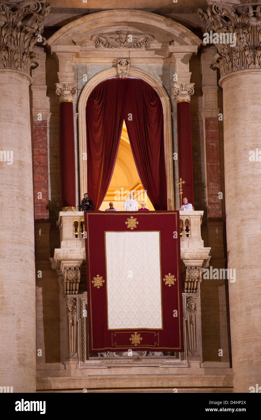 Vatikanstadt, Rom, Italien, 13. März 2013. Kardinal Bergoglio ist der neue Papst Francis. Weißer Rauch aus dem Schornstein oberhalb der Sixtinischen Kapelle in Rom. Der 115 Kardinäle Wähler haben der neue Papst, Nachfolger von Papst Benedikt, zurückgetretenen letzten Monat ausgewählt. Stockfoto