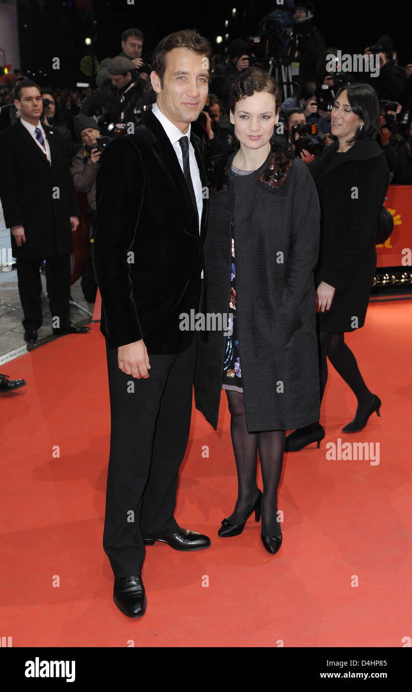 Britischer Schauspieler Clive Owen und seine Frau Sarah-Jane Fenton kommen bei der Premiere des Films? Die International? auf der 59. Internationalen Filmfestspiele Berlin genannt auch Berlinale in Berlin, Deutschland, 5. Februar 2009. Der Film beginnt die 59. Berlinale am Potsdamer Platz. Im Rahmen des offiziellen Wettbewerbs werden 18 Filme um die goldenen und silbernen Bären kämpfen. Stockfoto