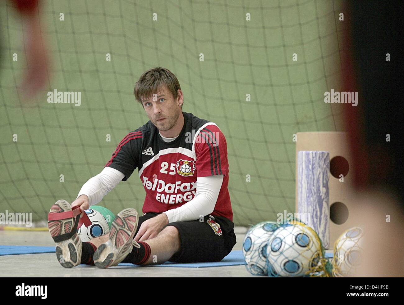 Bernd Schneider des Bundesligisten erstreckt sich Bayer 04 Leverkusen vor einer Trainingseinheit in Leverkusen, Deutschland, 5. Februar 2009. Foto: David Ebener Stockfoto