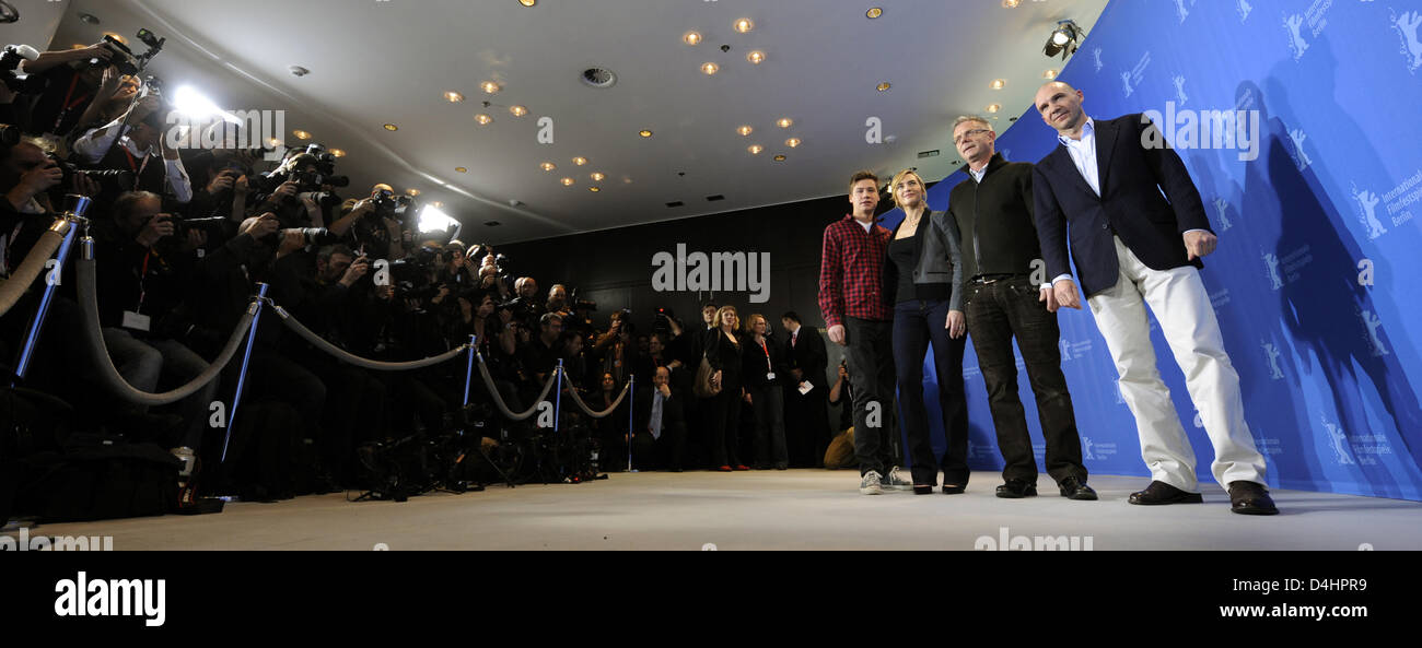 Deutsche Schauspieler David Kross (L-R), britische Schauspielerin Kate Winslet, britische Regisseur Stephen Daldry und britische Schauspieler Ralph Fiennes Pose bei Photocall ihres Films? Der Leser? auf der 59. Internationalen Filmfestspiele Berlin in Berlin, Deutschland, 6. Februar 2009. Der Film läuft außer Konkurrenz, insgesamt 18 Filme konkurrieren für Silber und goldenen Bären der 59. Berlinale. Foto: Stockfoto