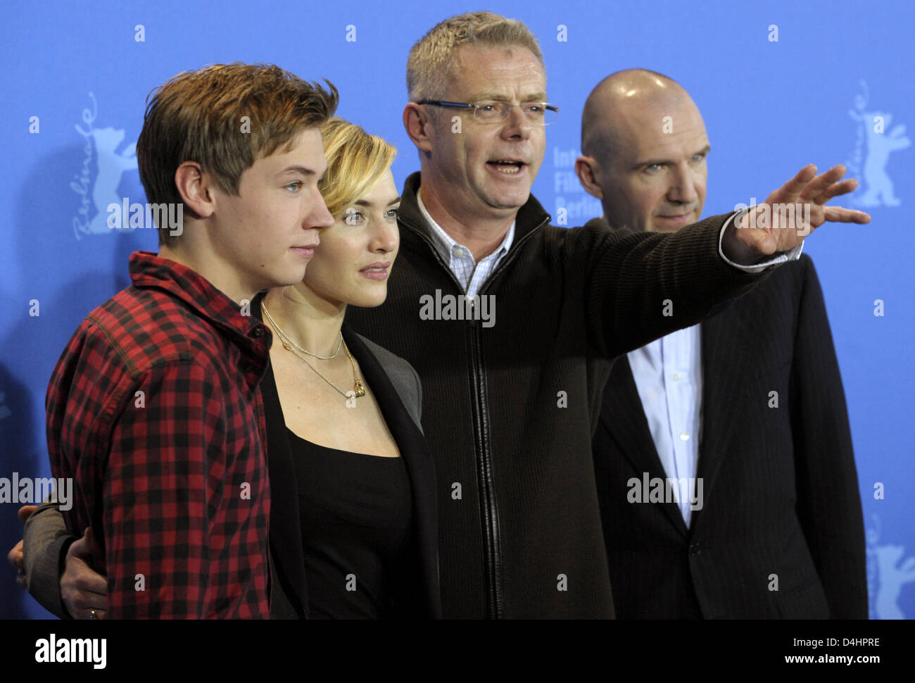 Deutsche Schauspieler David Kross (L-R), britische Schauspielerin Kate Winslet, britische Regisseur Stephen Daldry und britische Schauspieler Ralph Fiennes Pose bei Photocall ihres Films? Der Leser? auf der 59. Internationalen Filmfestspiele Berlin in Berlin, Deutschland, 6. Februar 2009. Der Film läuft außer Konkurrenz, insgesamt 18 Filme konkurrieren für Silber und goldenen Bären der 59. Berlinale. Foto: Stockfoto