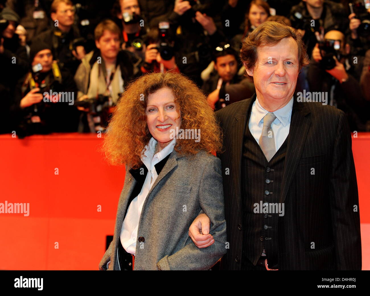 Britischer Schriftsteller David Hare (R) und Designerin Nicole Farhi (L) kommen für die Premiere des Films? Der Leser? auf der 59. Internationalen Filmfestspiele Berlin in Berlin, Deutschland, 6. Februar 2009. Der Film läuft außer Konkurrenz, insgesamt 18 Filme konkurrieren für Silber und goldenen Bären der 59. Berlinale. Foto: Arno Burgi Stockfoto