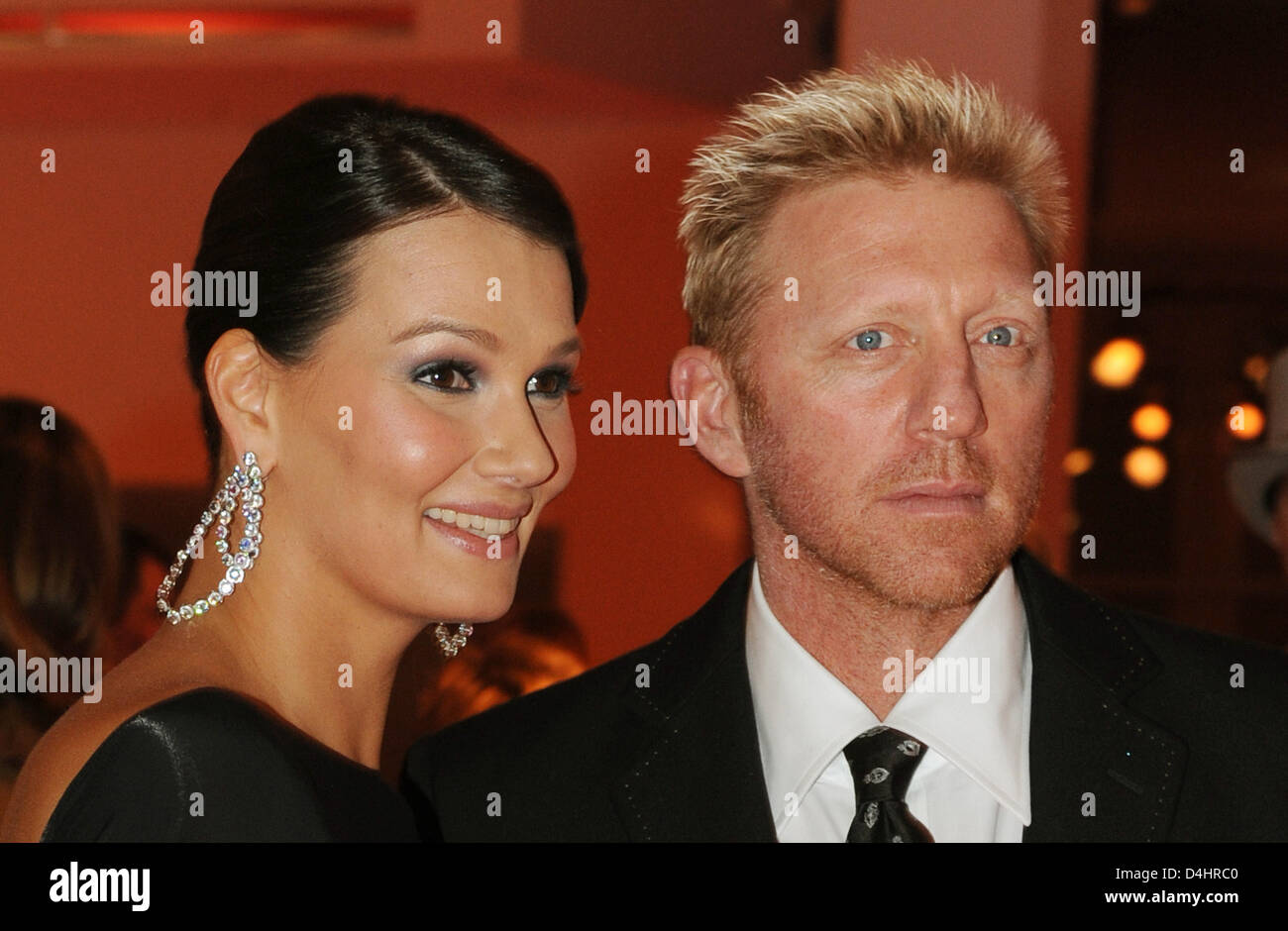 Deutsche Tennis-Legende Boris Becker (R) und Schwimmen Symbol Franziska von Almsick (L) stellen bei der 39. Ball des Sports in Wiesbaden, Deutschland, 7. Februar 2009. Rund 1.800 Gäste aus Gesellschaft, Sport und Poitics hatte den Ball ausverkauften, der erwarteten Verhandlung von 800.000 Euro für sportbezogene Projekte gespendet werden. Foto: BORIS ROESSLER Stockfoto