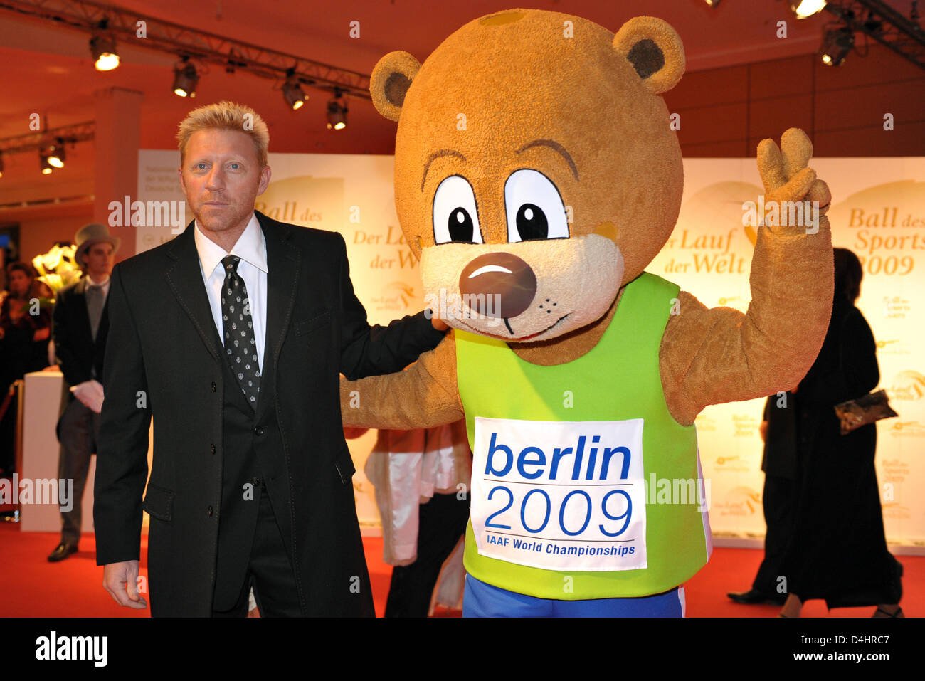 Deutsche Tennis-Legende Boris Becker posiert mit einem Teddy bei der 39. Ball des Sports in Wiesbaden, Deutschland, 7. Februar 2009. Rund 1.800 Gäste aus Gesellschaft, Sport und Poitics hatte den Ball ausverkauften, der erwarteten Verhandlung von 800.000 Euro für sportbezogene Projekte gespendet werden. Foto: Uwe Anspach Stockfoto