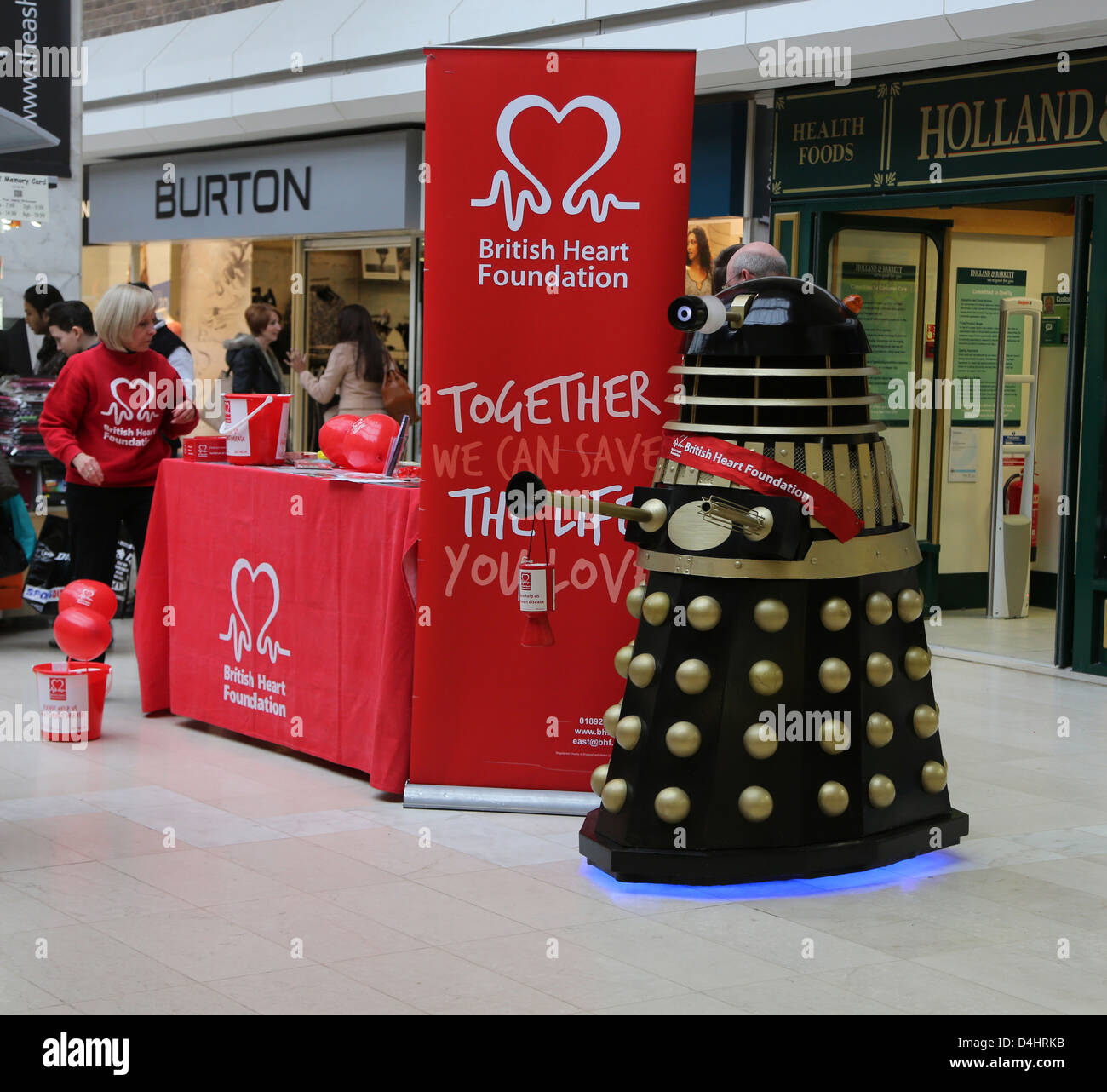 Dalek weiter zum Stillstand kommen, Geld zu sammeln, denn die Briten-Stiftung In Ashley Einkaufszentrum Epsom Surrey England Herz Stockfoto