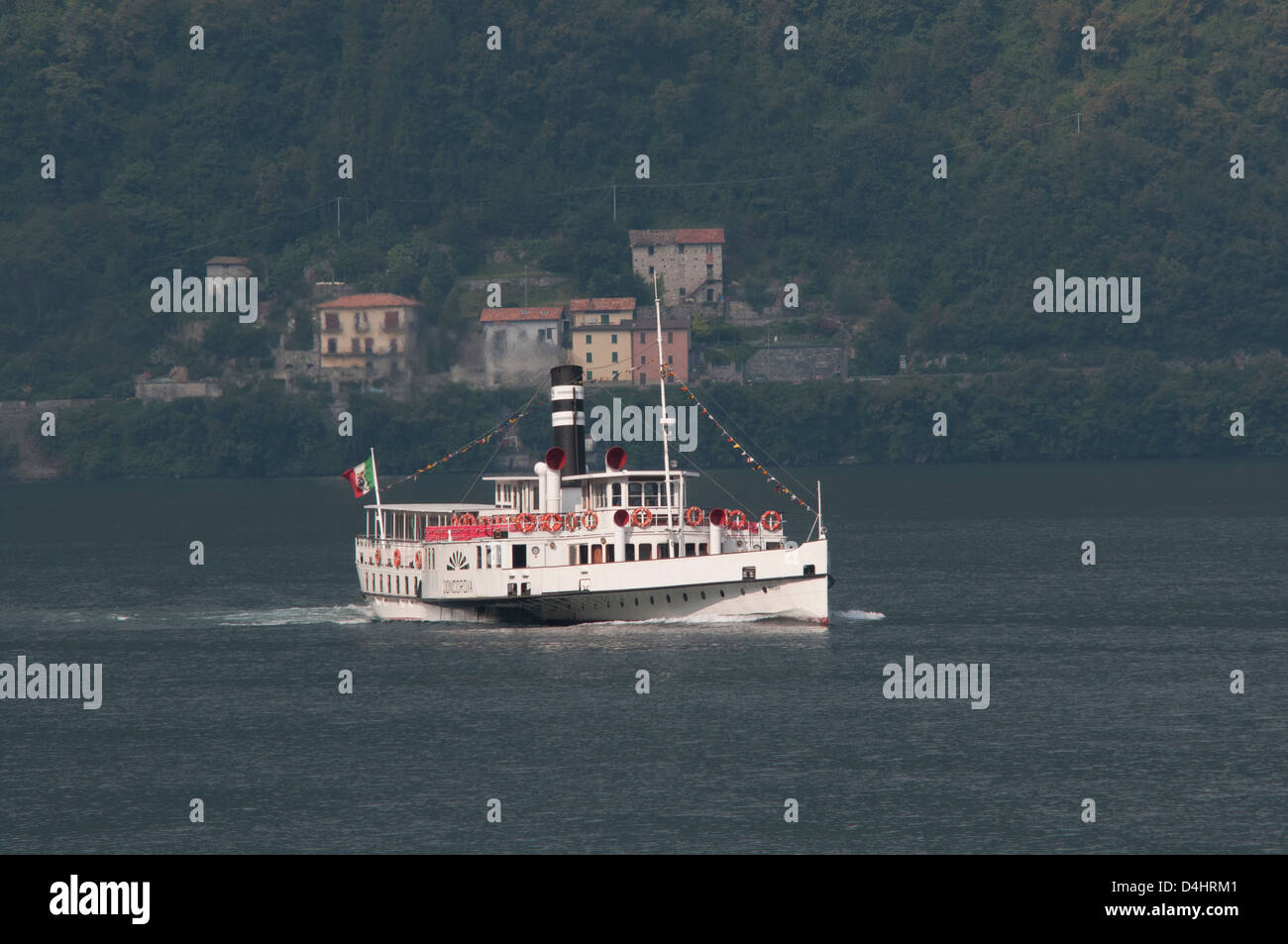 Seen in Italien, Comer See, Italien Juli 2010. Dampfer Passagierfähre Concordia auf dem Weg über den Comer See Italien. Stockfoto