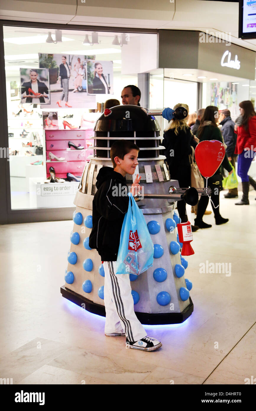 Junge mit Foto mit Dalek von Doctor Who, um Geld zu sammeln, denn die Briten-Stiftung Herz Stockfoto