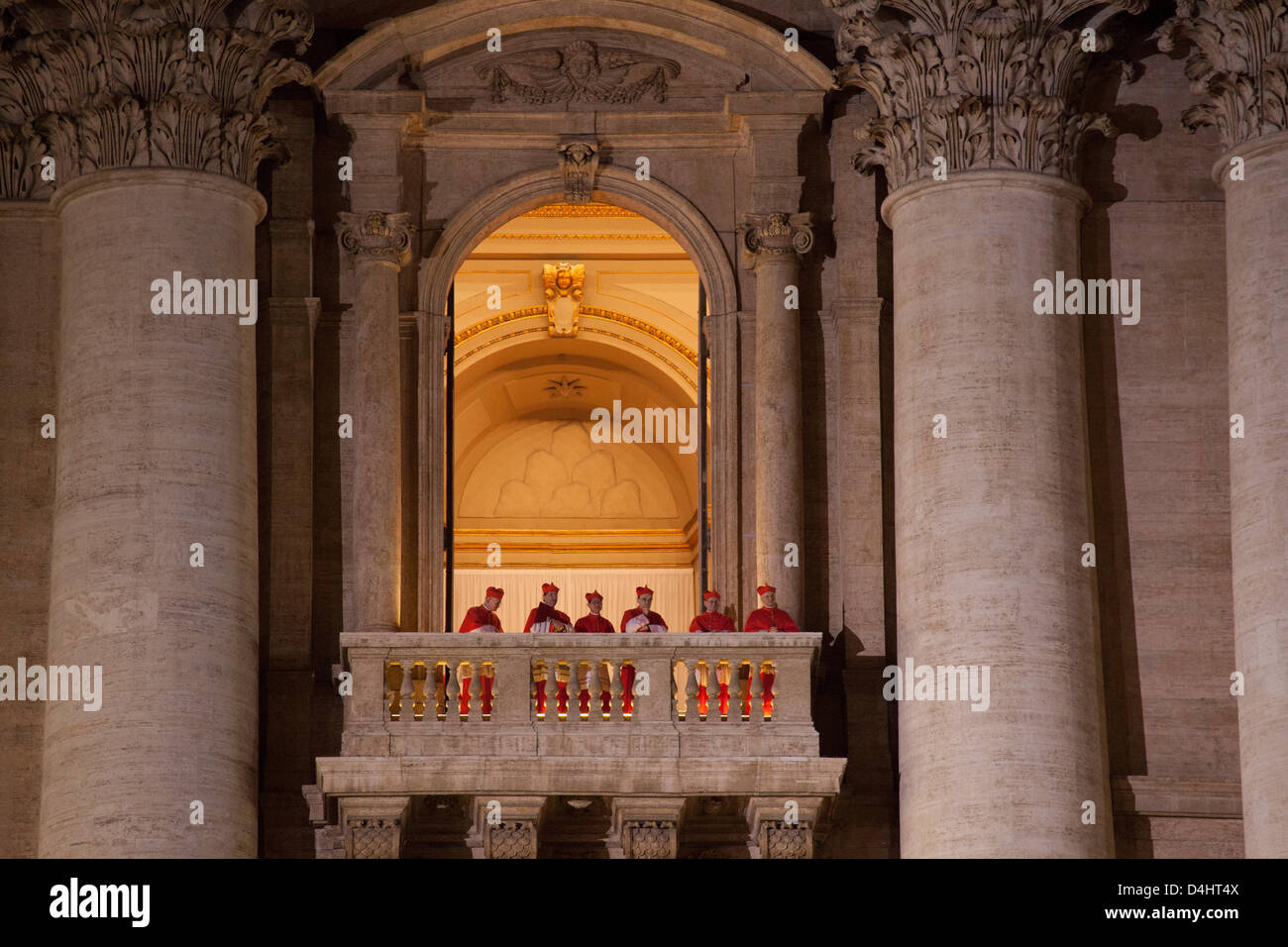 Vatikanstadt, Rom, Italien, 13. März 2013. Kardinal Bergoglio ist der neue Papst Francis. Weißer Rauch aus dem Schornstein oberhalb der Sixtinischen Kapelle in Rom. Der 115 Kardinäle Wähler haben den neue Papst Francis Nachfolger Papst Benedikt zurückgetretenen letzten Monat ausgewählt. Stockfoto