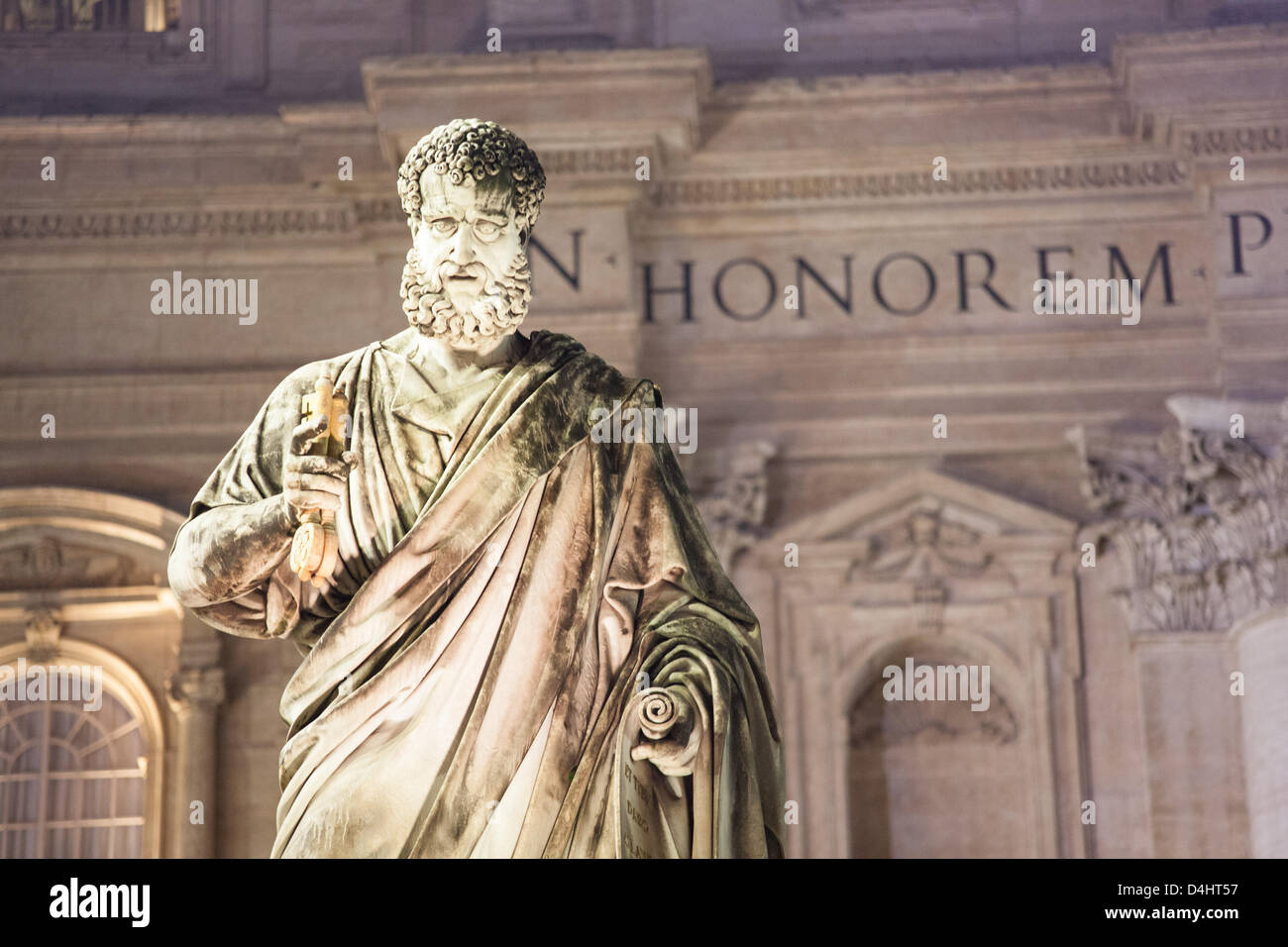 Vatikanstadt, Rom, Italien, 13. März 2013. Kardinal Bergoglio ist der neue Papst Francis. Weißer Rauch aus dem Schornstein oberhalb der Sixtinischen Kapelle in Rom. Der 115 Kardinäle Wähler haben der neue Papst, Nachfolger von Papst Benedikt, zurückgetretenen letzten Monat ausgewählt. Stockfoto