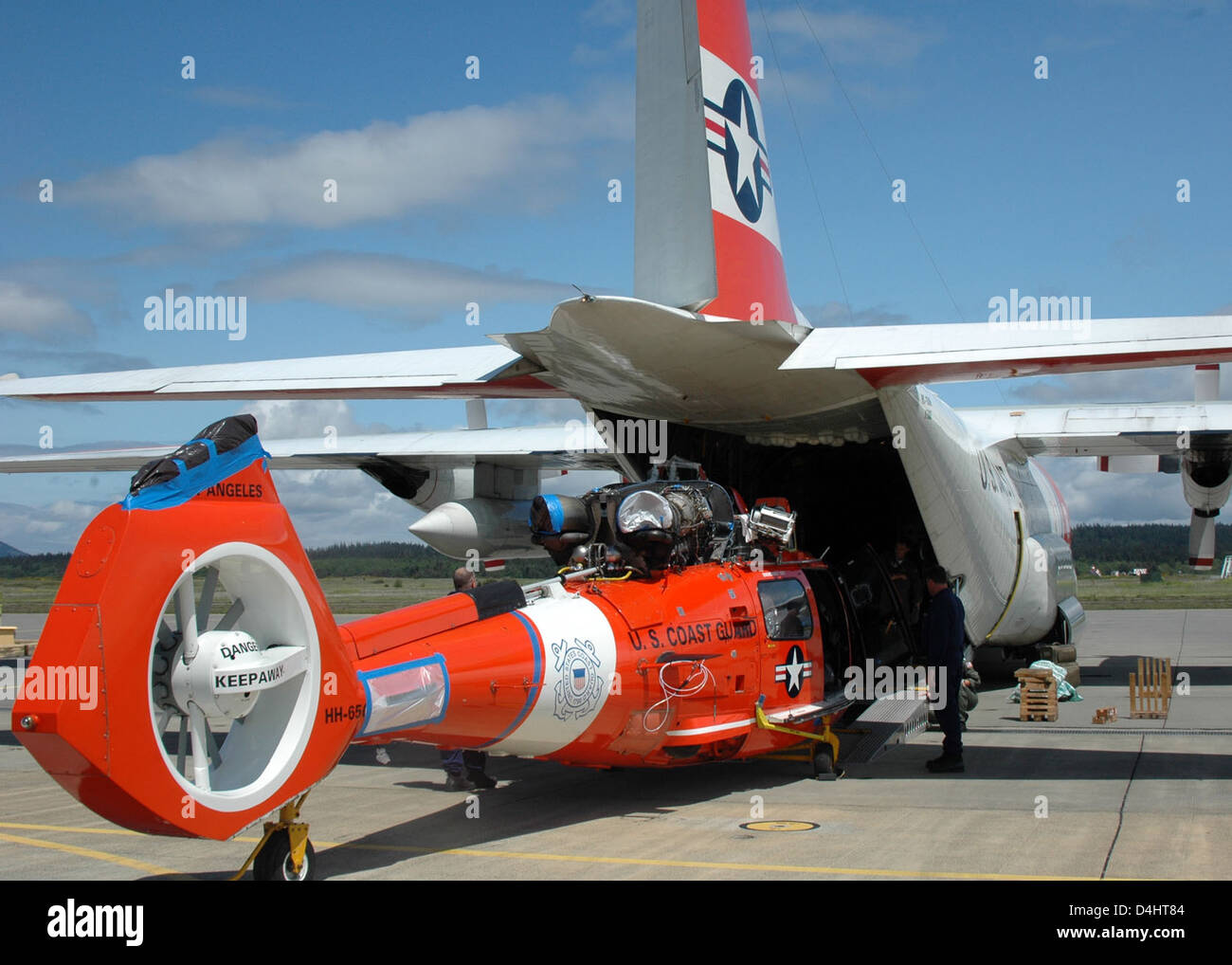 Die US Coast Guard Air Station Port Angeles führt Sicherheitseinsätze zusammen mit Homeland Security auf NAS Whidbey Island in Oak Harbor, Washington durch. Die Mission umfasst Luft- und Seeverkehrseinsätze zur Gewährleistung der regionalen Sicherheit. Stockfoto