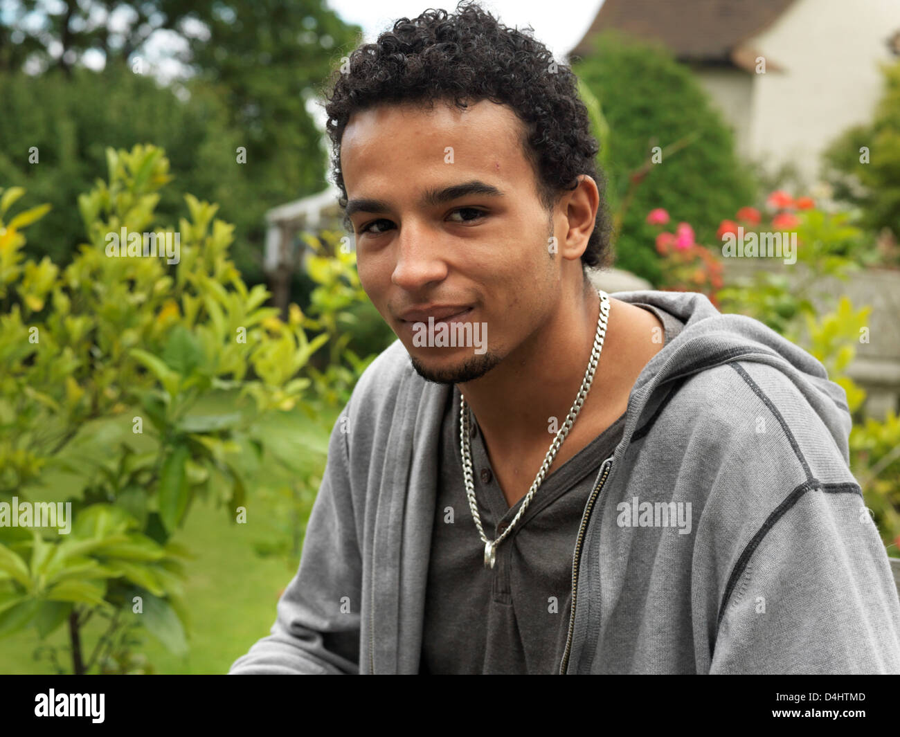 Porträt eines Mannes Mischlinge In seinen zwanziger Jahren England Stockfoto