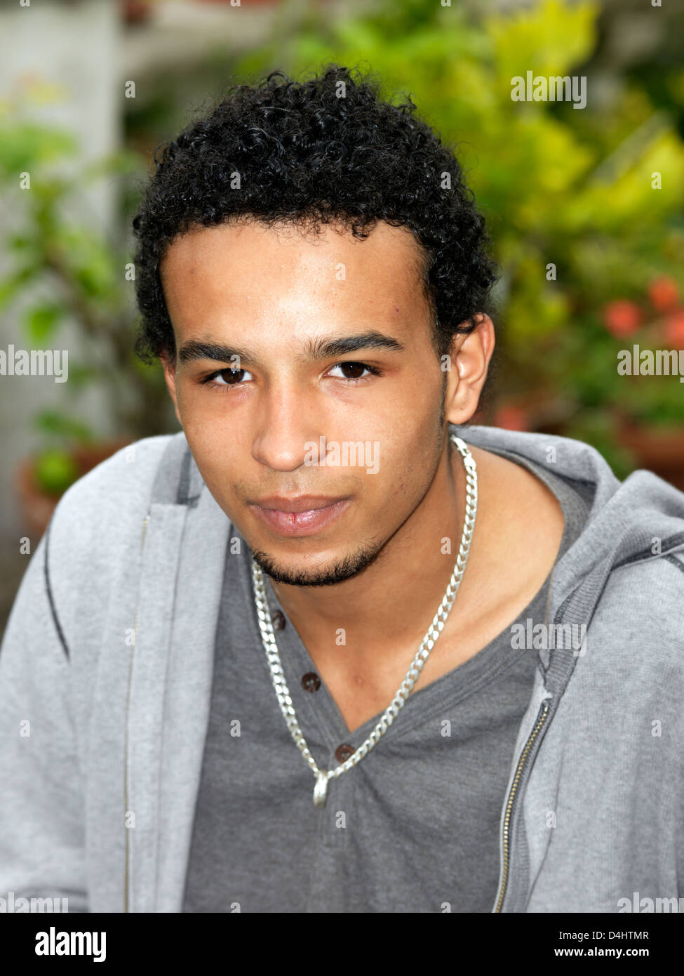Porträt eines Mannes Mischlinge In seinen zwanziger Jahren England Stockfoto