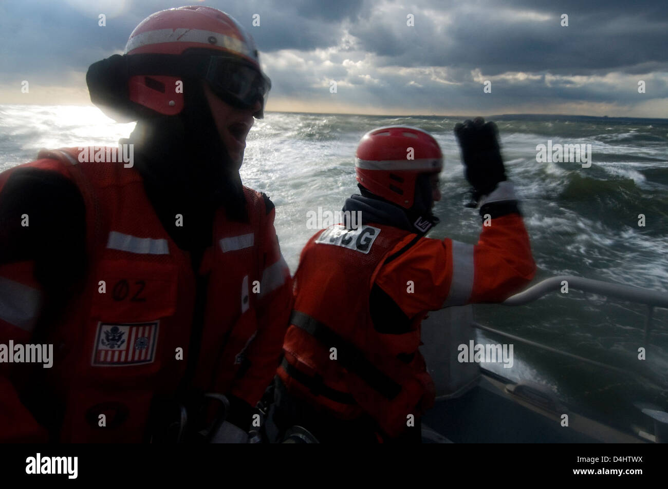 Ein Mann-über-Bord-Drill wurde von der Küstenwache mit einem schweren Hakensystem für schnelle Rettungseinsätze durchgeführt. Die Übung, die bei schwierigen Wetterbedingungen vor der Küste von Jersey durchgeführt wurde, simulierte Such- und Rettungsaktionen (SAR) während eines Mannes-über-Bord-Notfalls. Im Mittelpunkt der Übung standen eine wirksame Koordinierung, rasche Reaktion und Sicherheitsprotokolle, um erfolgreiche Wiedereingliederungsmaßnahmen zu gewährleisten. Stockfoto