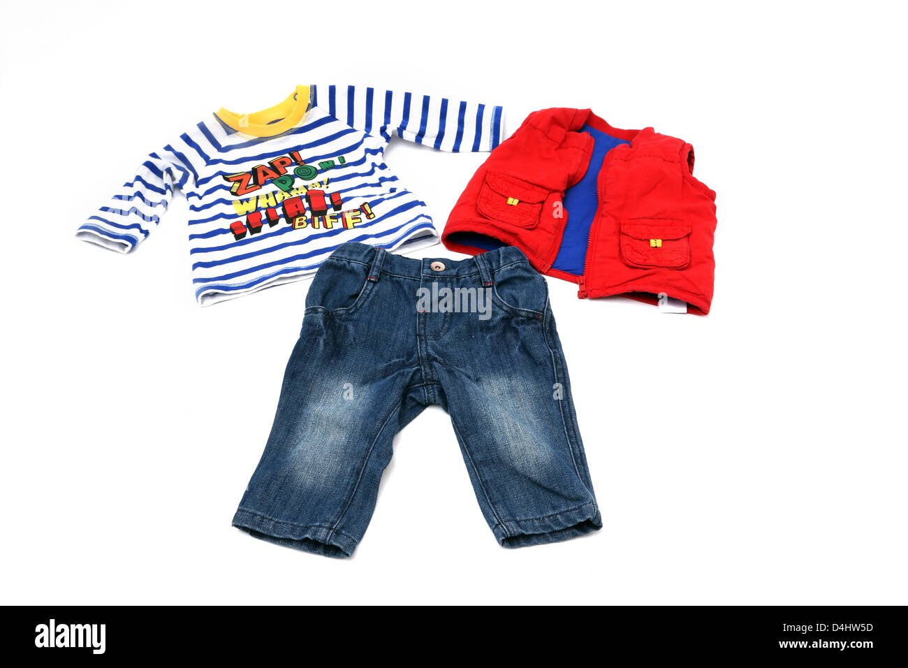 Baby Boys Outfit rot Thermoweste, gestreiftes T-shirt und Jeans Stockfoto