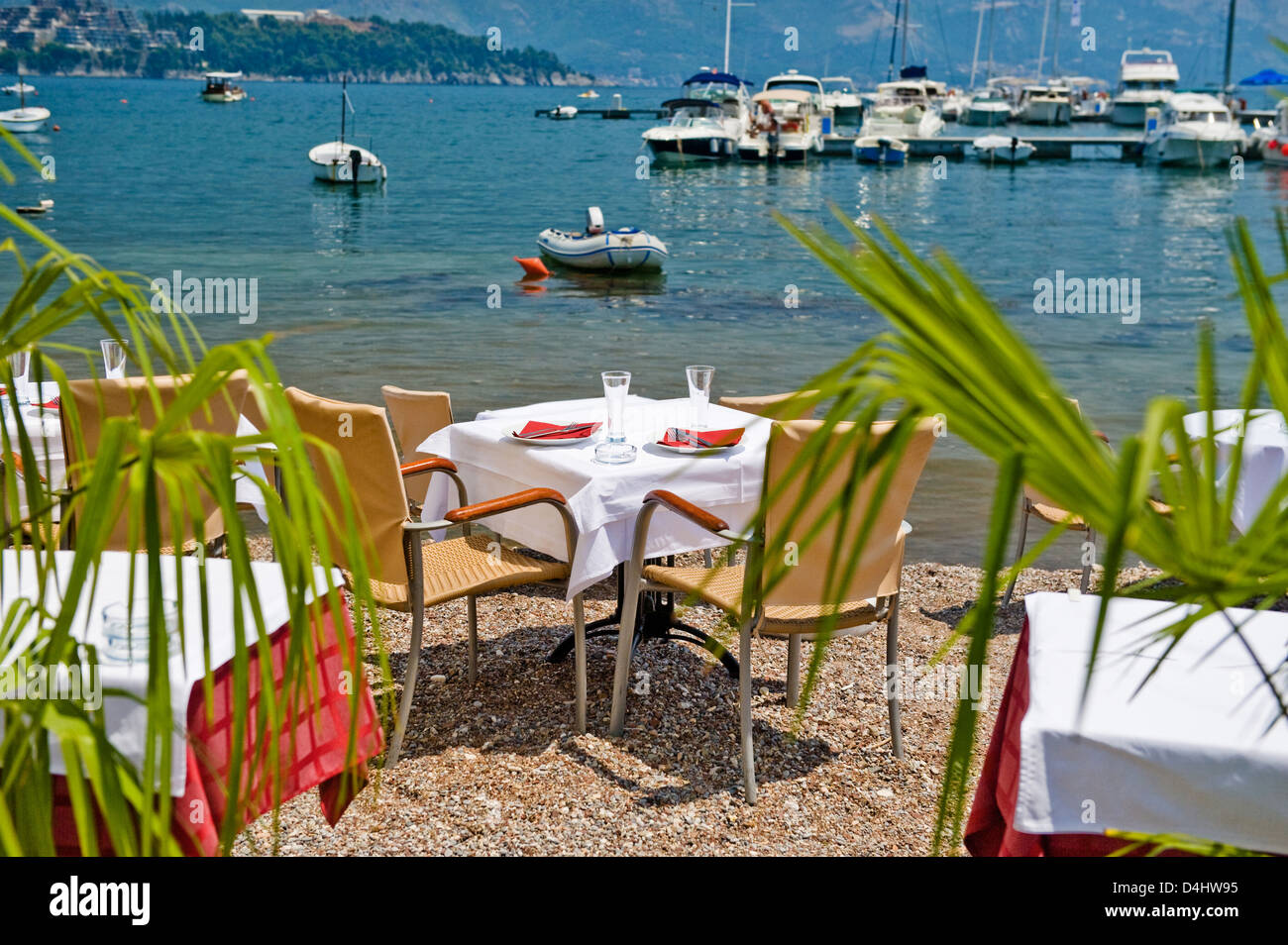 Restauranttische am Mittelmeer im Sommer Stockfoto