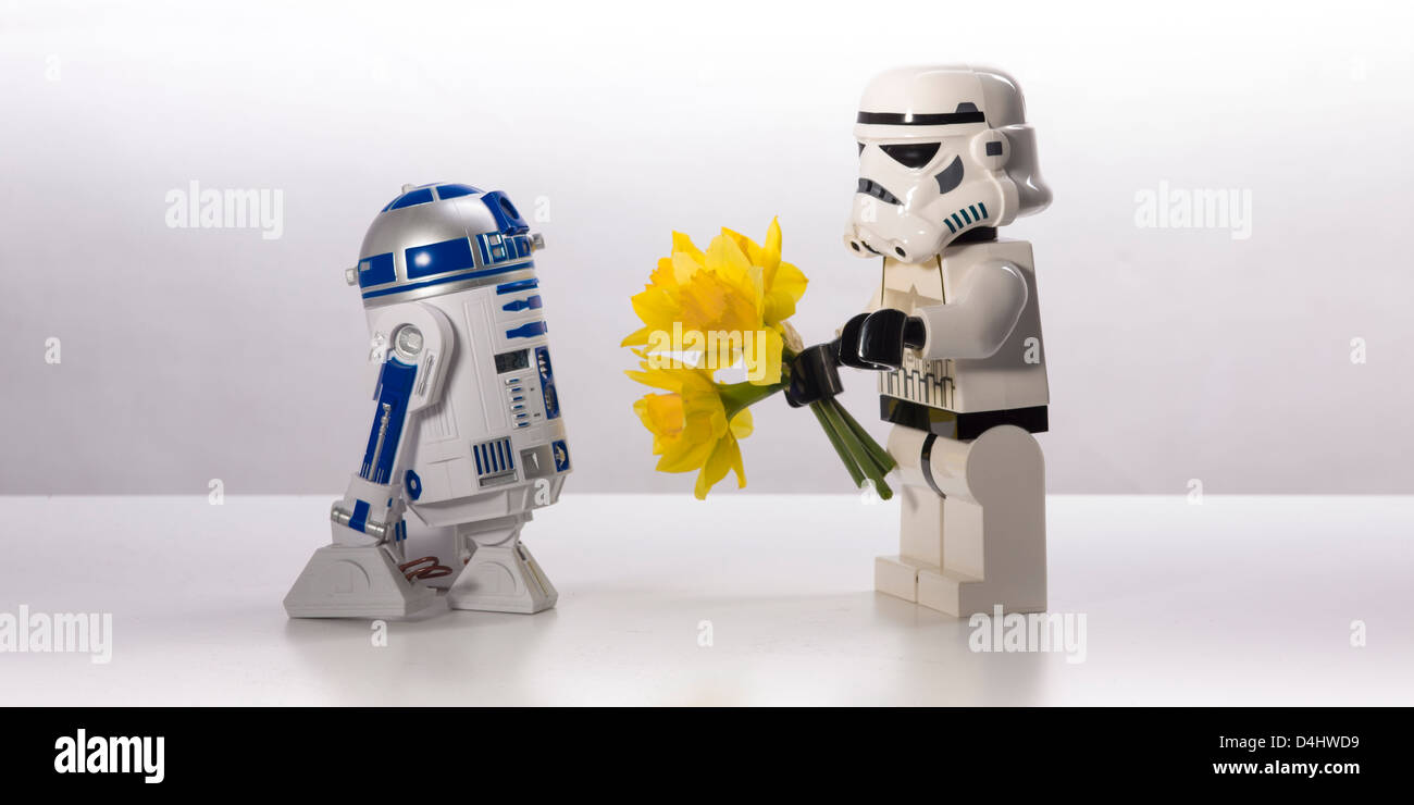 Star Wars, eine unsägliche Liebesgeschichte. R2-D2 und einen Sturmtruppler Stockfoto