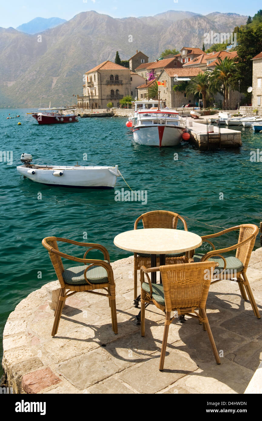 Restauranttische am Mittelmeer im Sommer Stockfoto
