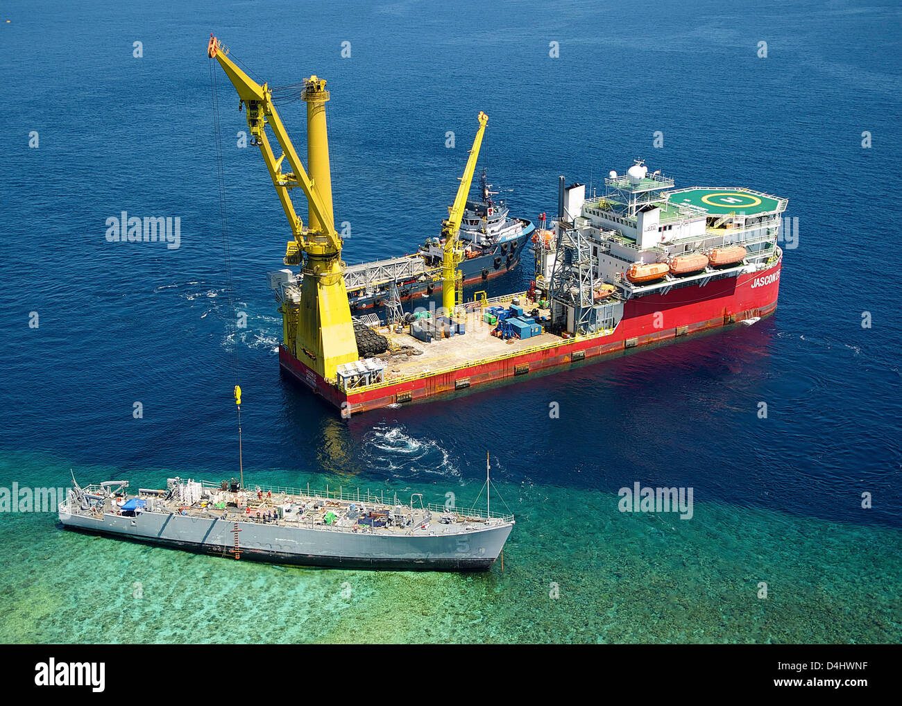 Luftbild der US Navy beauftragt Schiffe Demontage der Avenger-Klasse Grube Gegenmaßnahmen Schiff USS Wächter 12. März 2013 in der Sulusee, Philippinen. Die USS Guardian auf Grund lief am Tubbataha Reef am 17. Januar und zur Minimierung von Umweltauswirkungen auf den geschützten Bereich demontiert werden muss. Stockfoto