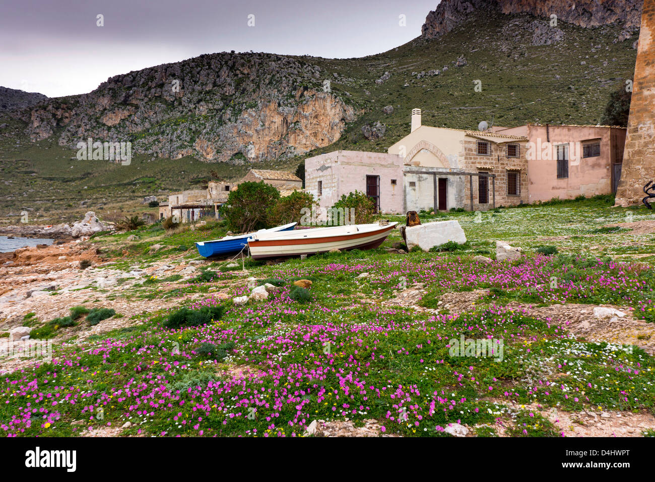 Kleine Boote und alte Häuser, San Vito lo Capo, Sizilien, Italien Stockfoto