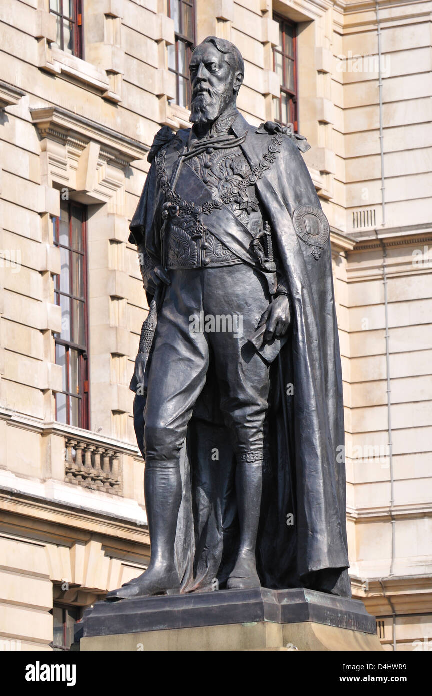 London, England, UK. Statue (von Herbert Hampton, 1911) von Spencer Compton, 8. Herzog von Devonshire (1833-1908) Horse Guards Avenue/Whitehall.... Stockfoto