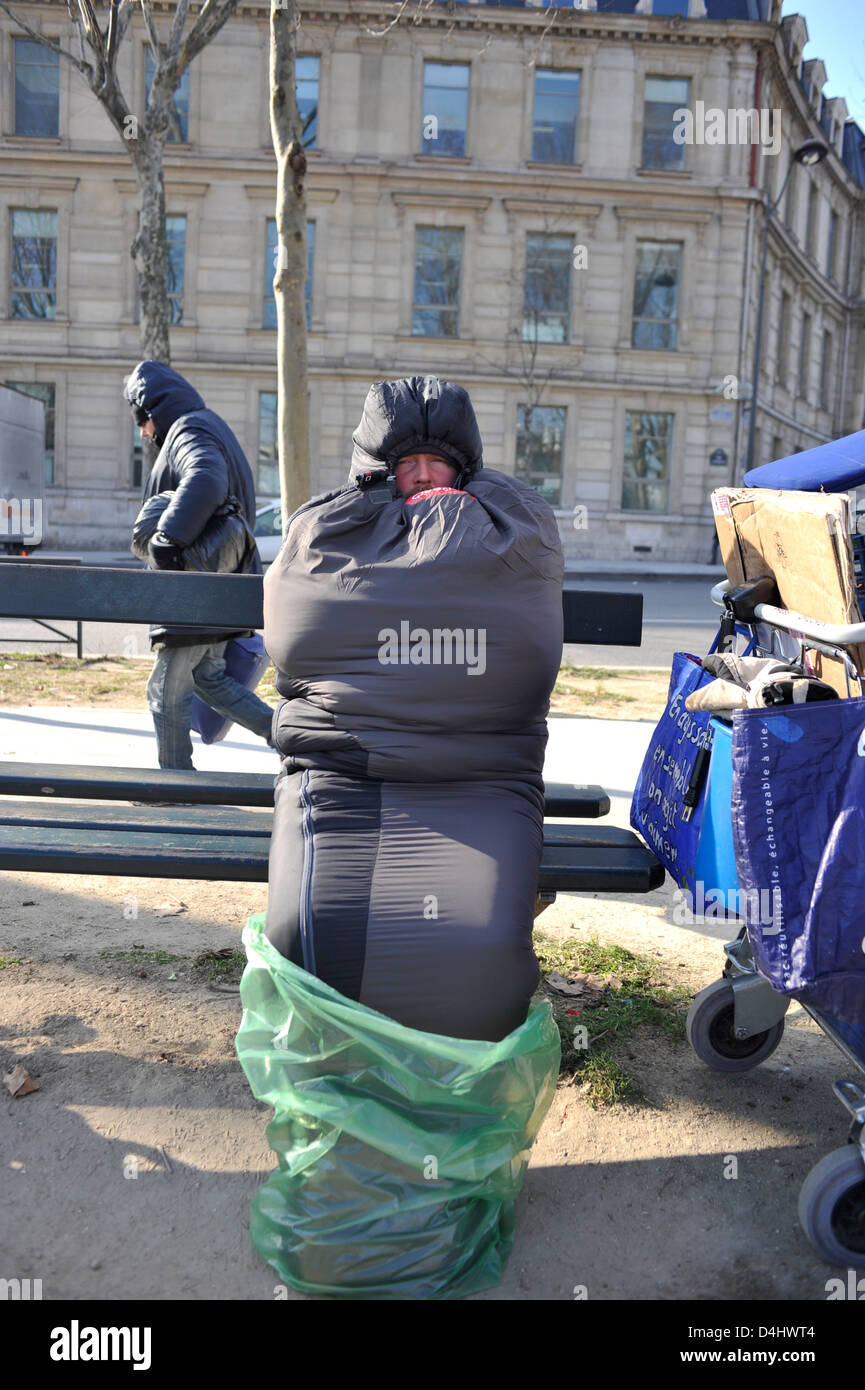 -10 Temperatur in Paris, zitterte nur dieser Obdachloser Stockfoto