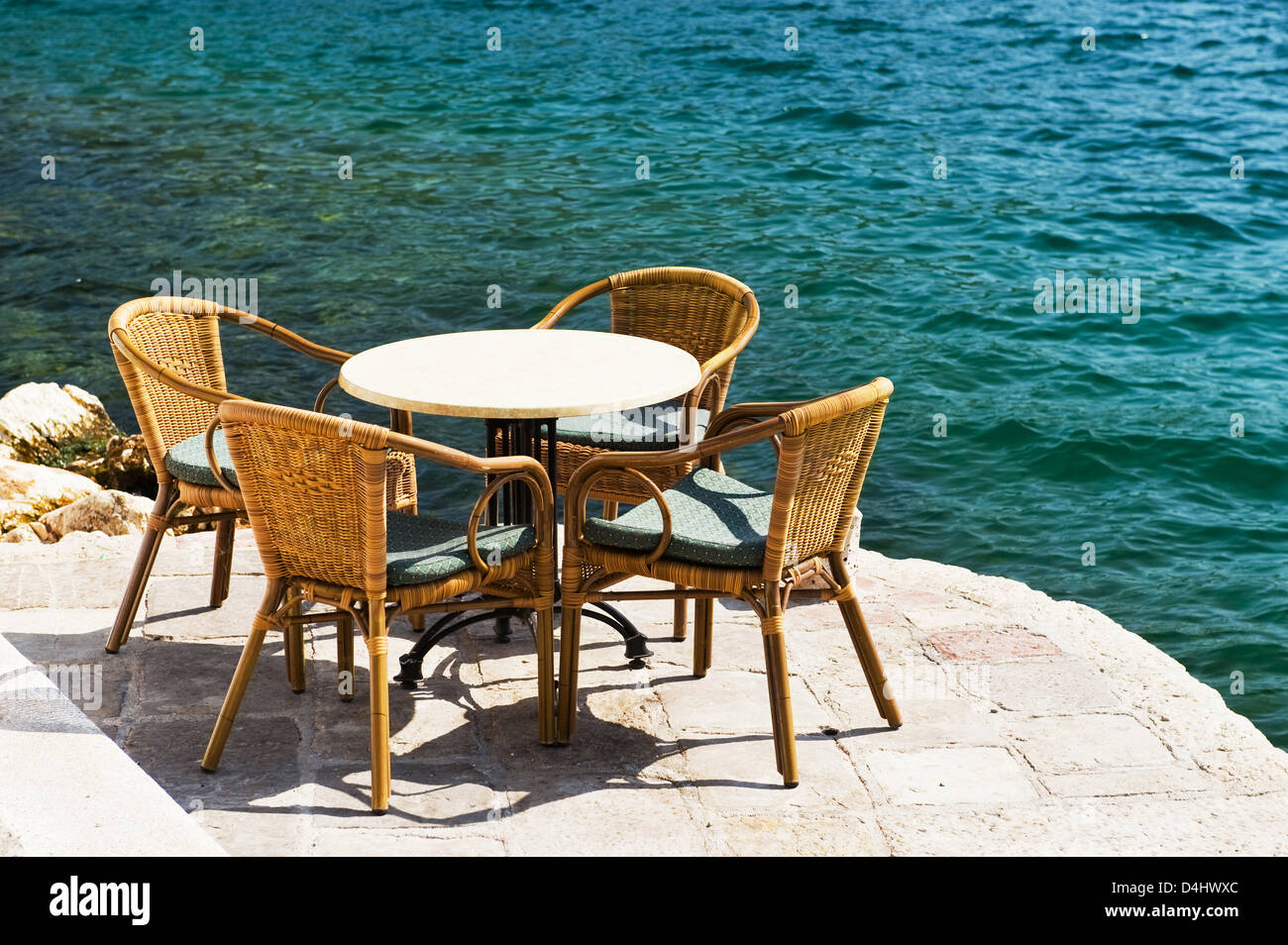 Restauranttische am Mittelmeer im Sommer Stockfoto