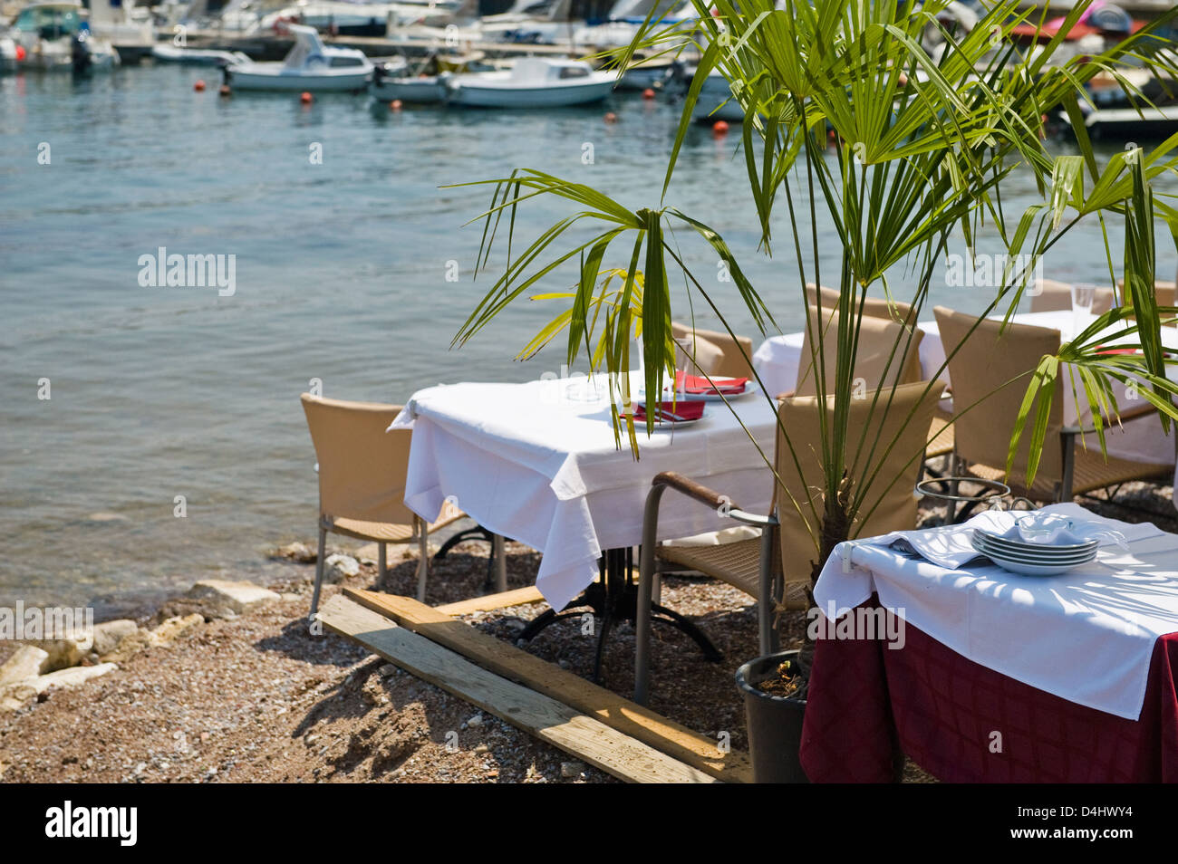 Restauranttische am Mittelmeer im Sommer Stockfoto